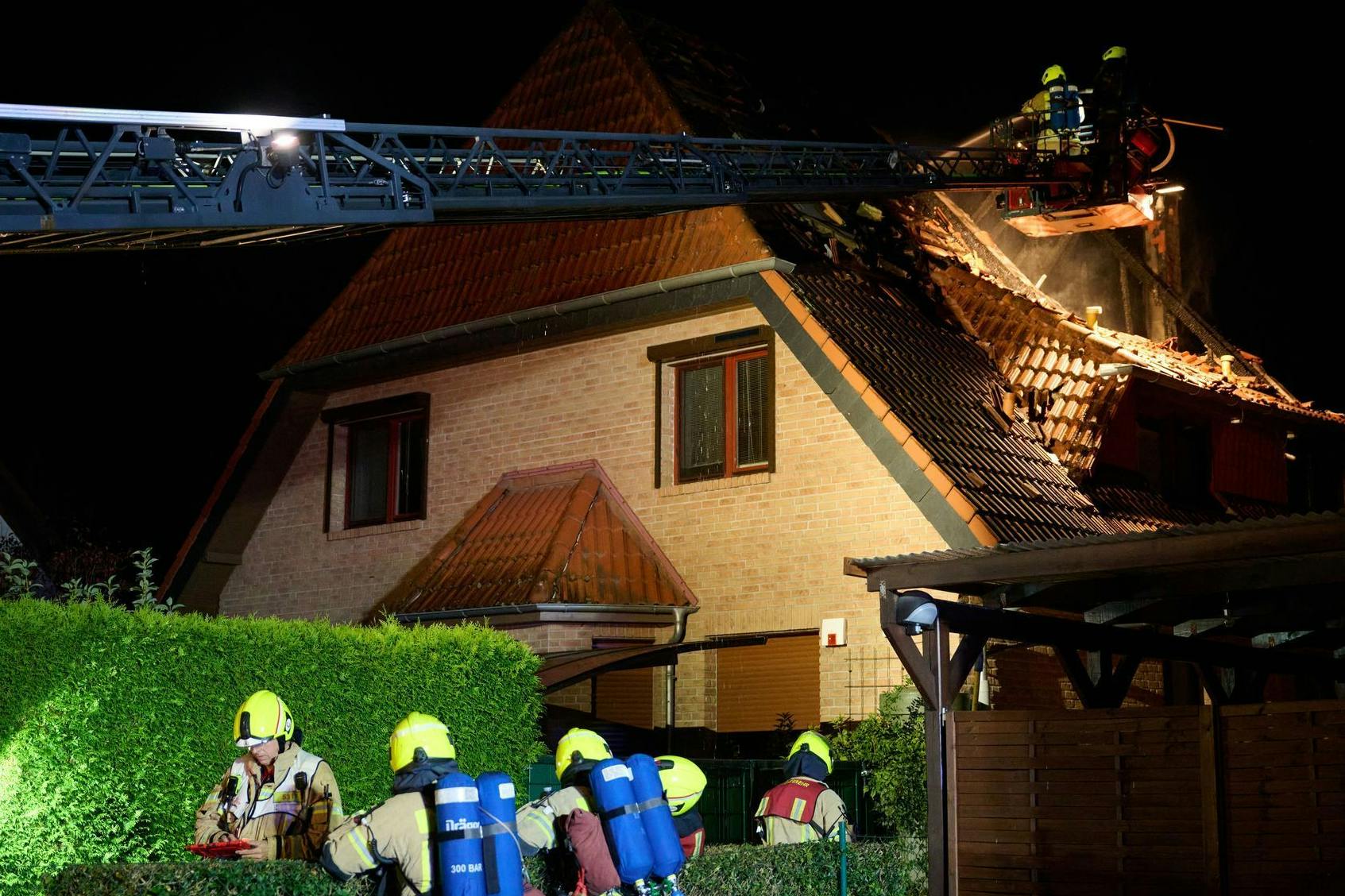 In der Nacht kam es zu einem Großeinsatz der Feuerwehr, weil in Marzahn ein Haus in Flammen stand. Zwei Menschen kamen bei dem Brand ums Leben.
