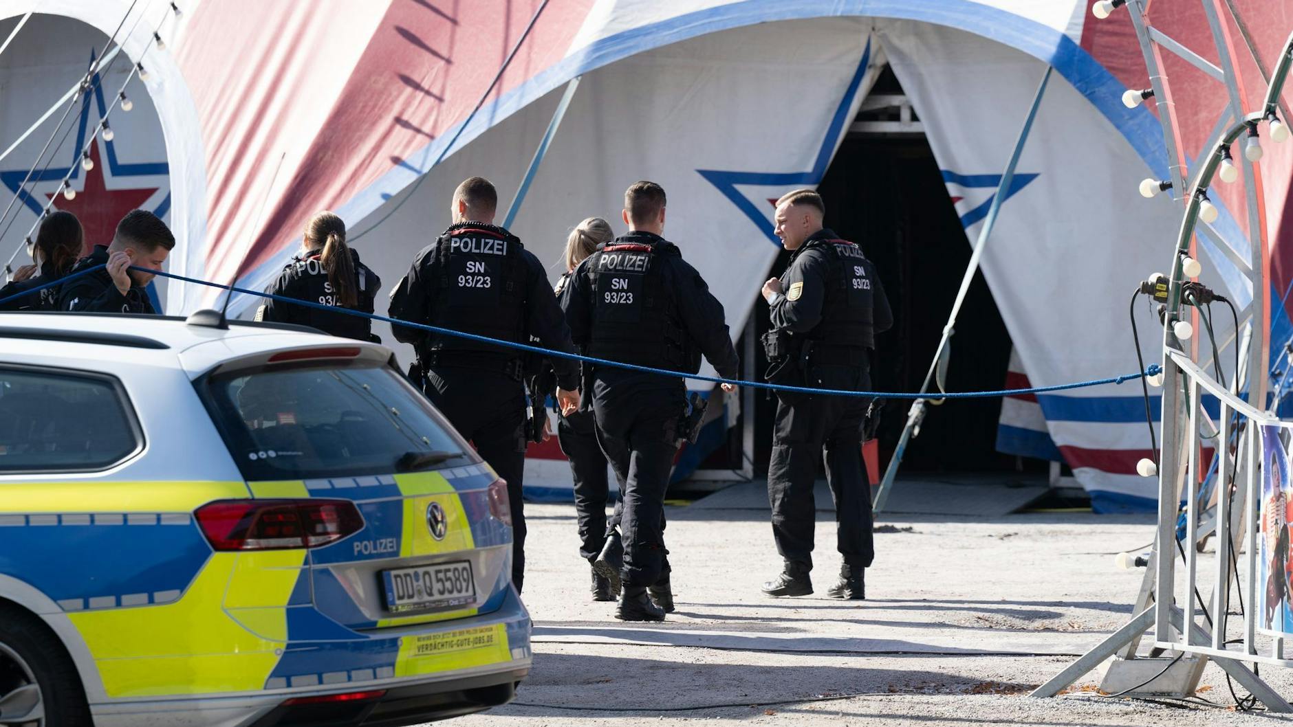Einsatzkräfte der Polizei vor dem Zirkuszelt in Bautzen. Hier kam eine Trapez-Artistin bei ihrer waghalsigen Vorstellung ums Leben.