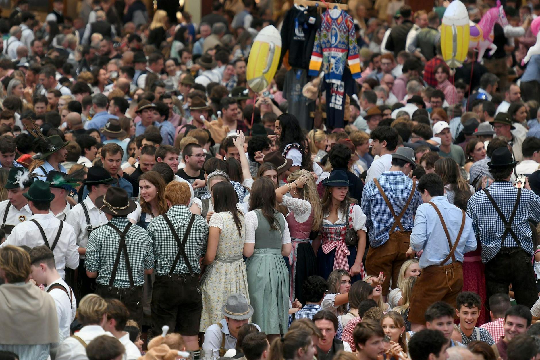 Zu viele Gäste auf dem Oktoberfest: Besucher feiern im Hofbräuzelt.
