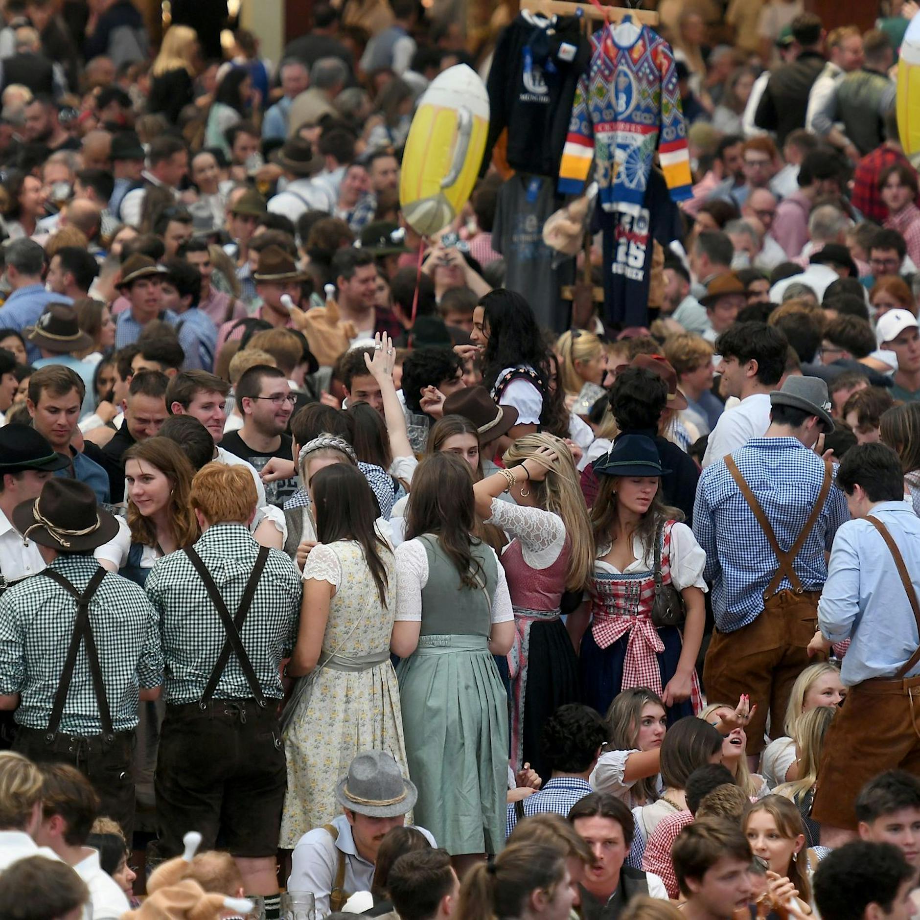 Chaos auf der Wiesn: Polizei schließt Oktoberfest wegen Überfüllung!