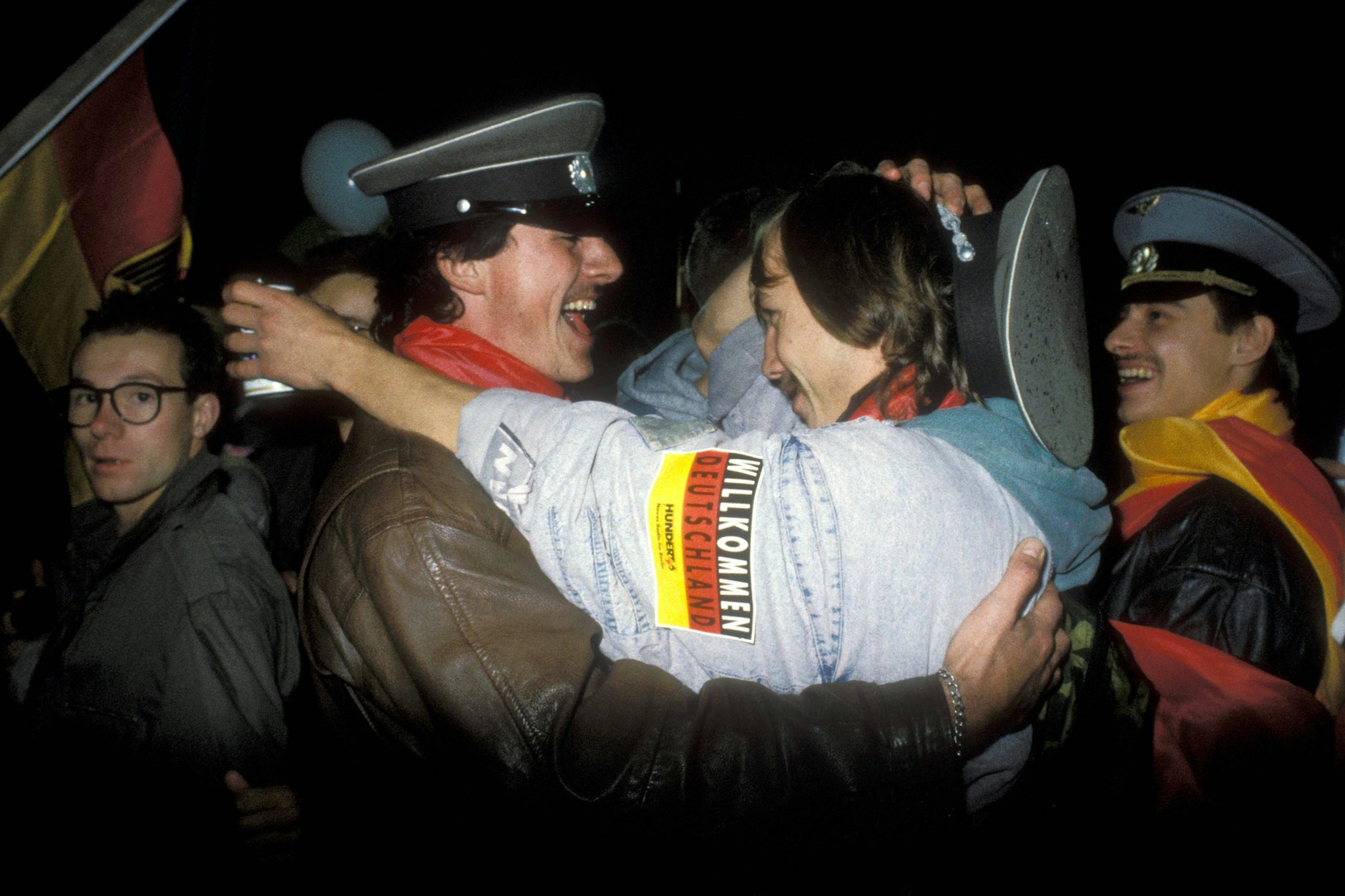 Vor 35 Jahren feierte ganz Deutschland die Wiedervereinigung. Aber: Ist die deutsche Einheit wirklich geglückt? Jahrzehnte nach dem historischen Ereignis zeigt sich bei einer Umfrage auf der Straße ein anderes Bild.
