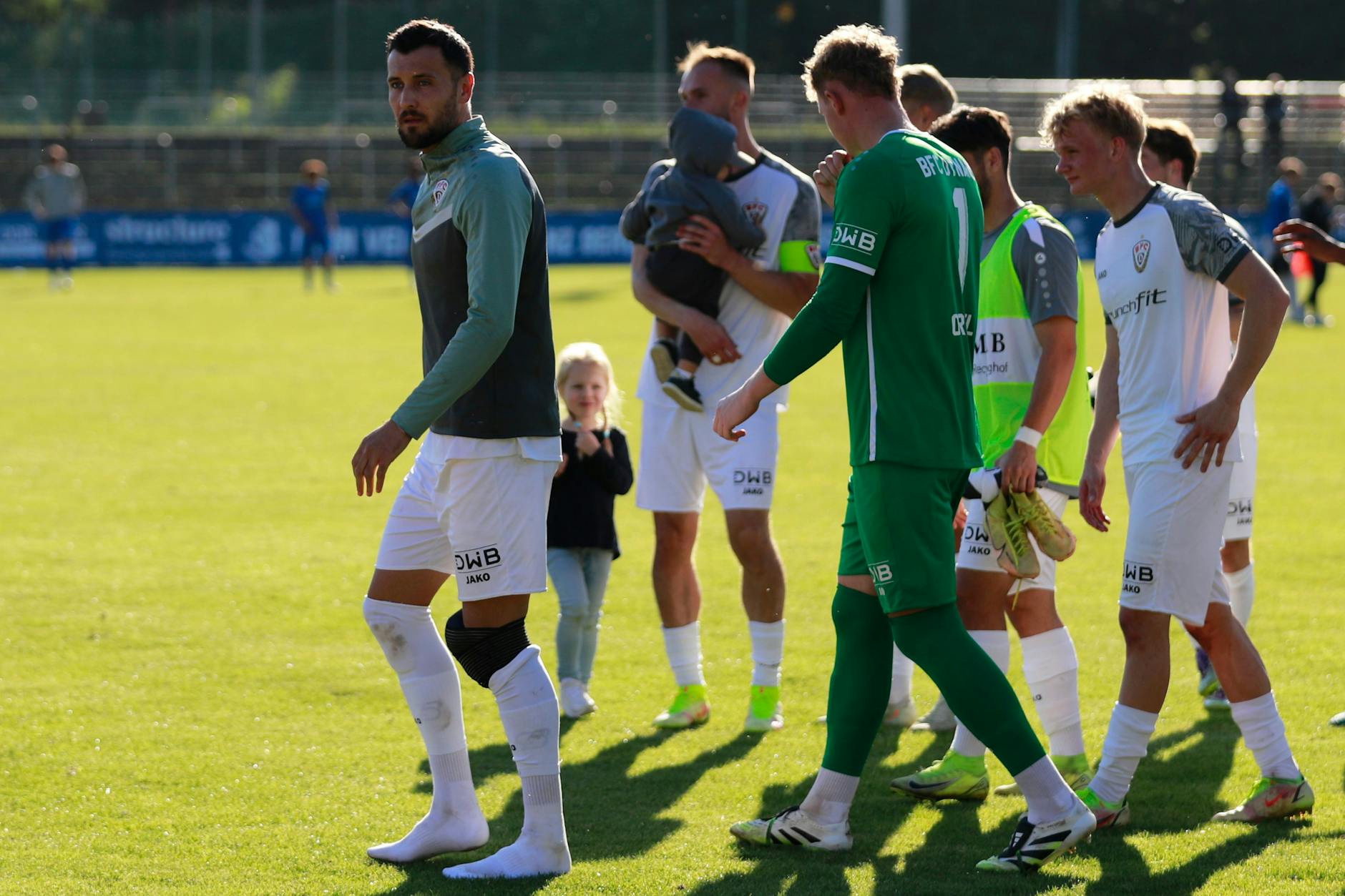 BFC-Kapitän Rufat Dadashov (l.) nach dem Schlusspfiff bei der VSG Altglienicke barfuß und mit Eispackung am Knie.