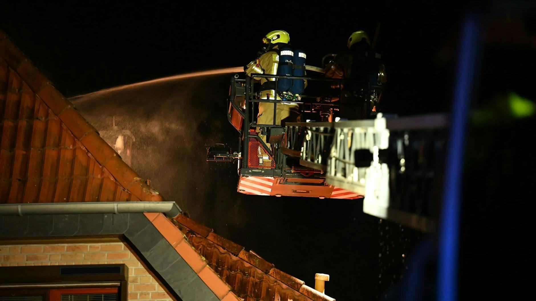Die Einsatzkräfte der Feuerwehr löschten den Brand in Marzahn. Nun der Schock: Die Behörden ermitteln wegen Mordes.