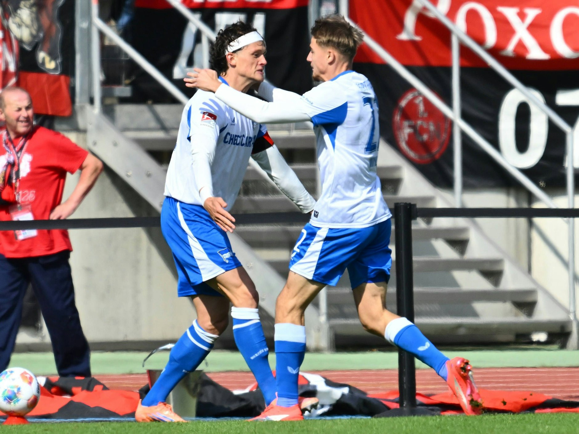 Torjubel nach dem 0:1 durch Fabian Reese: Marten Winkler und Reese feiern den ersten Treffer gegen Nürnberg. 