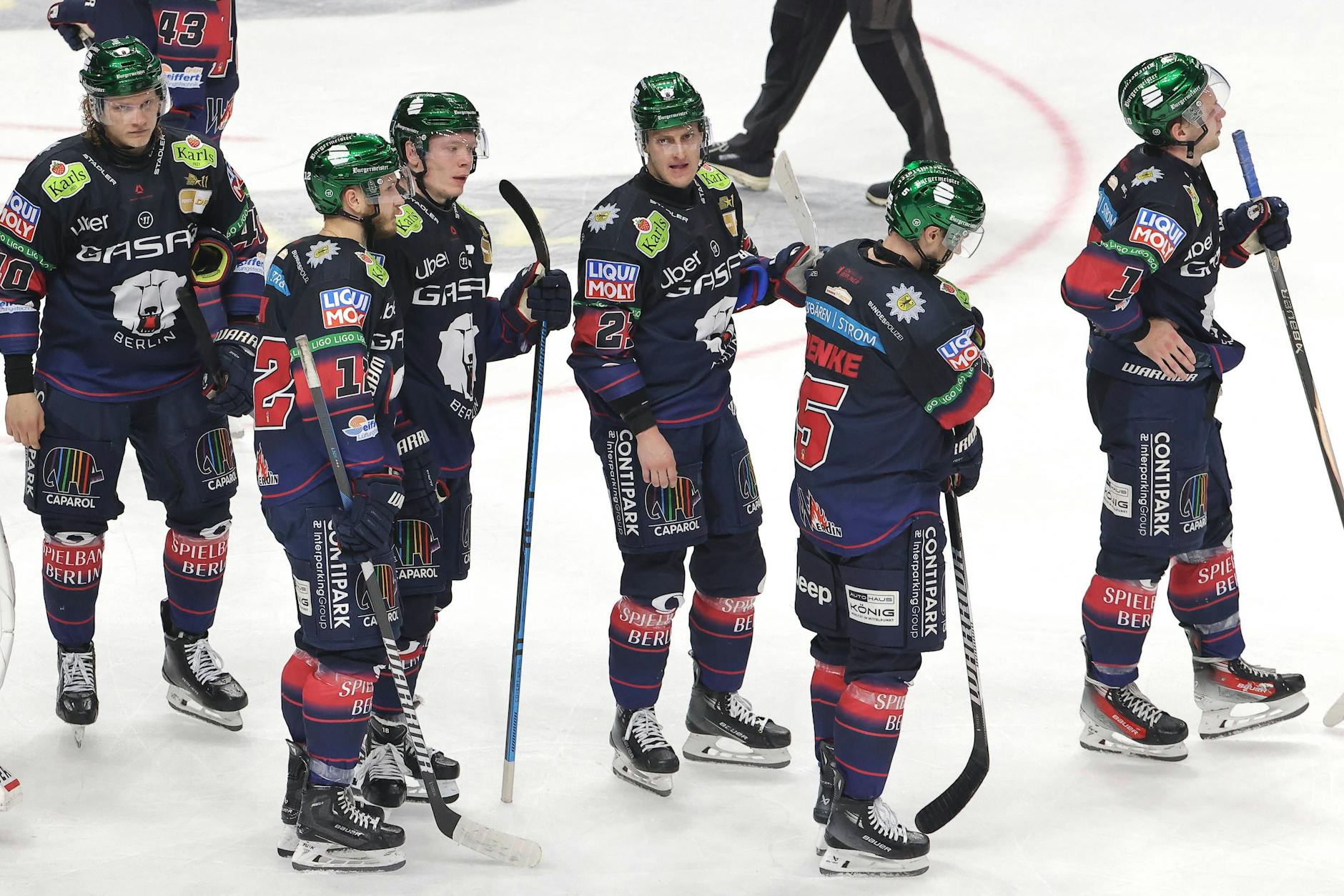 Nach der Schlusssirene könne die Eisbären Berlin kaum fassen, dass sie schon wieder verloren haben.