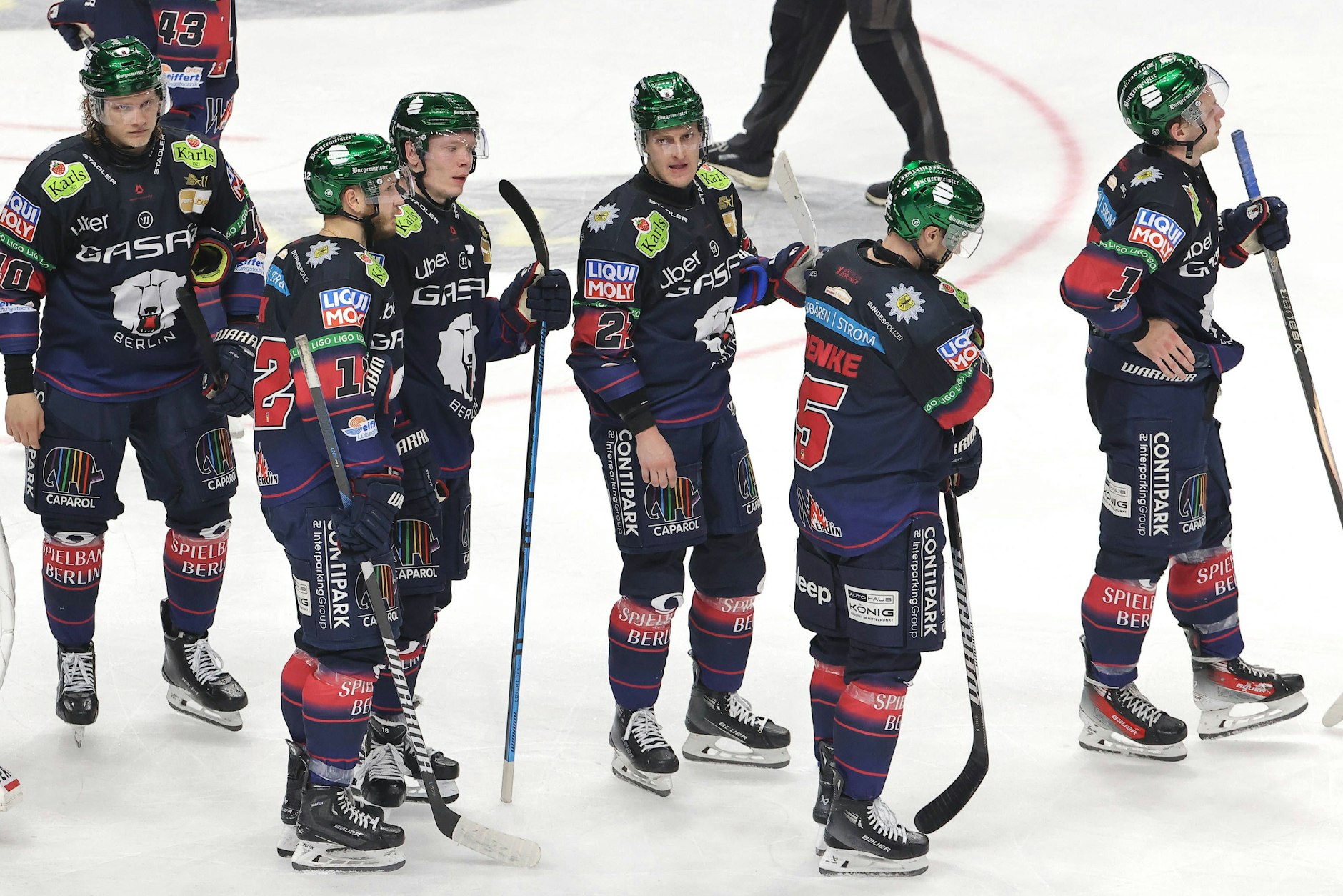 Nach der Schlusssirene könne die Eisbären Berlin kaum fassen, dass sie schon wieder verloren haben.