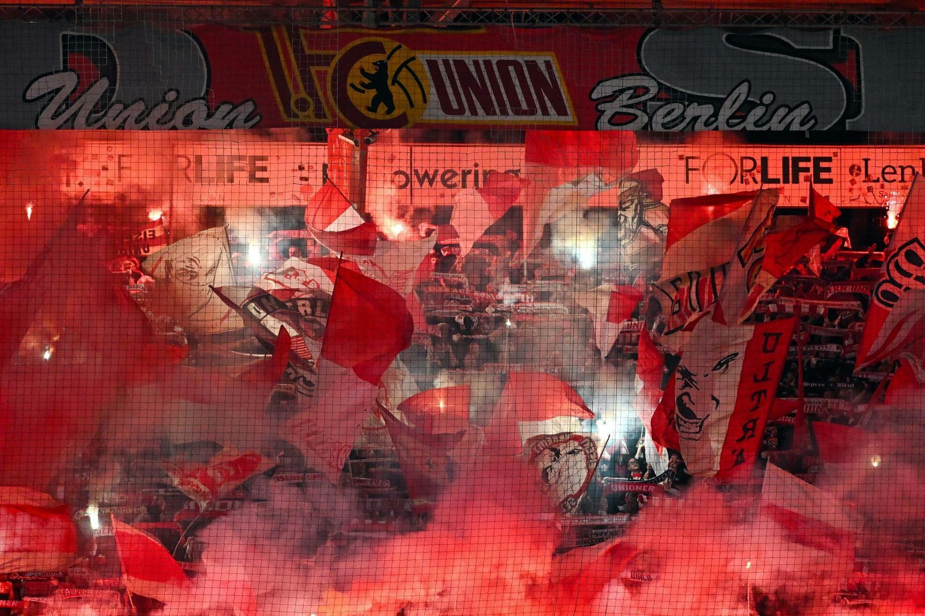 An der Jannowitzbrücke ist es vor dem Spiel von Union Berlin gegen den HSV zu einem Großeinsatz gekommen.