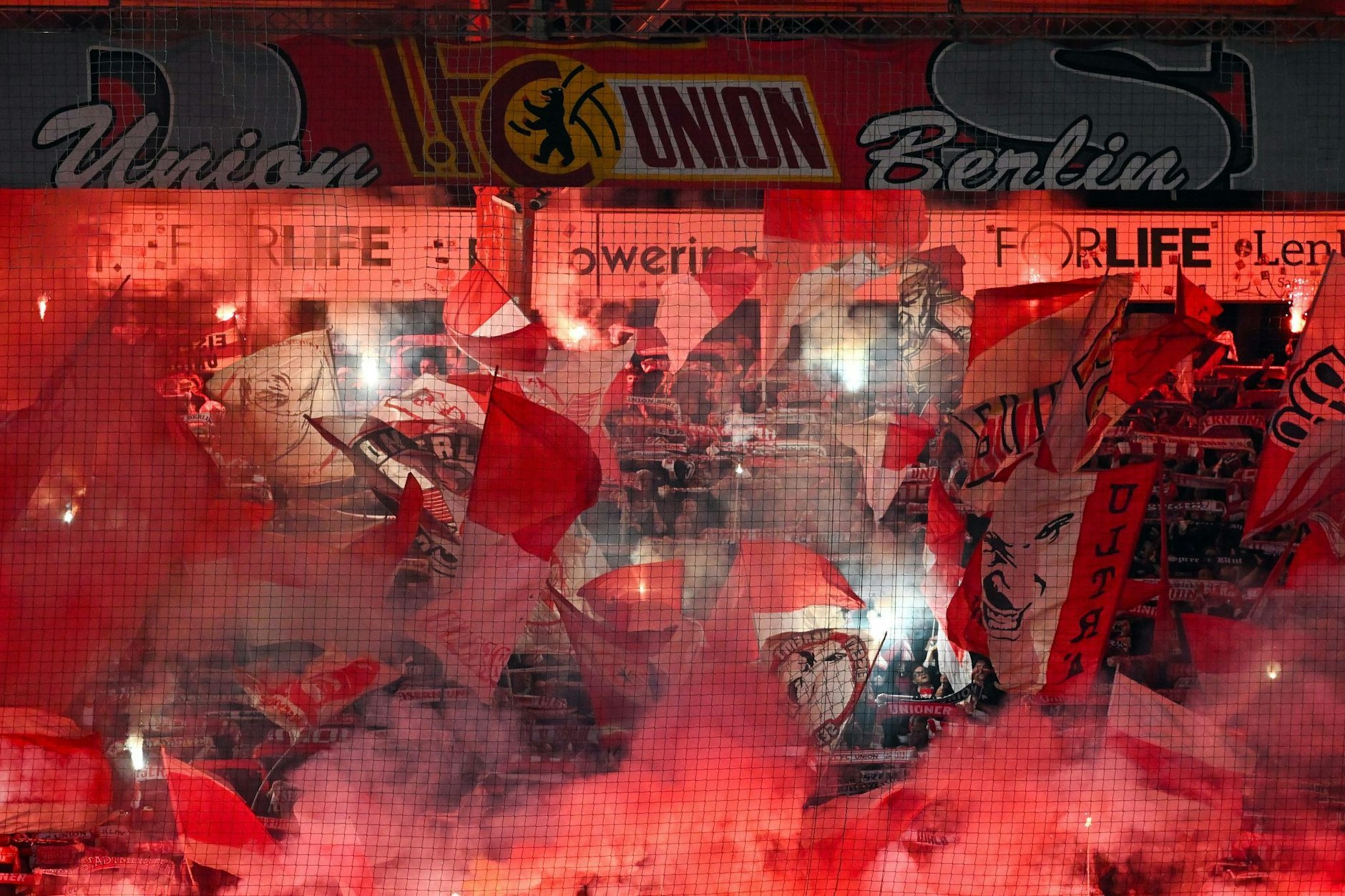 An der Jannowitzbrücke ist es vor dem Spiel von Union Berlin gegen den HSV zu einem Großeinsatz gekommen.