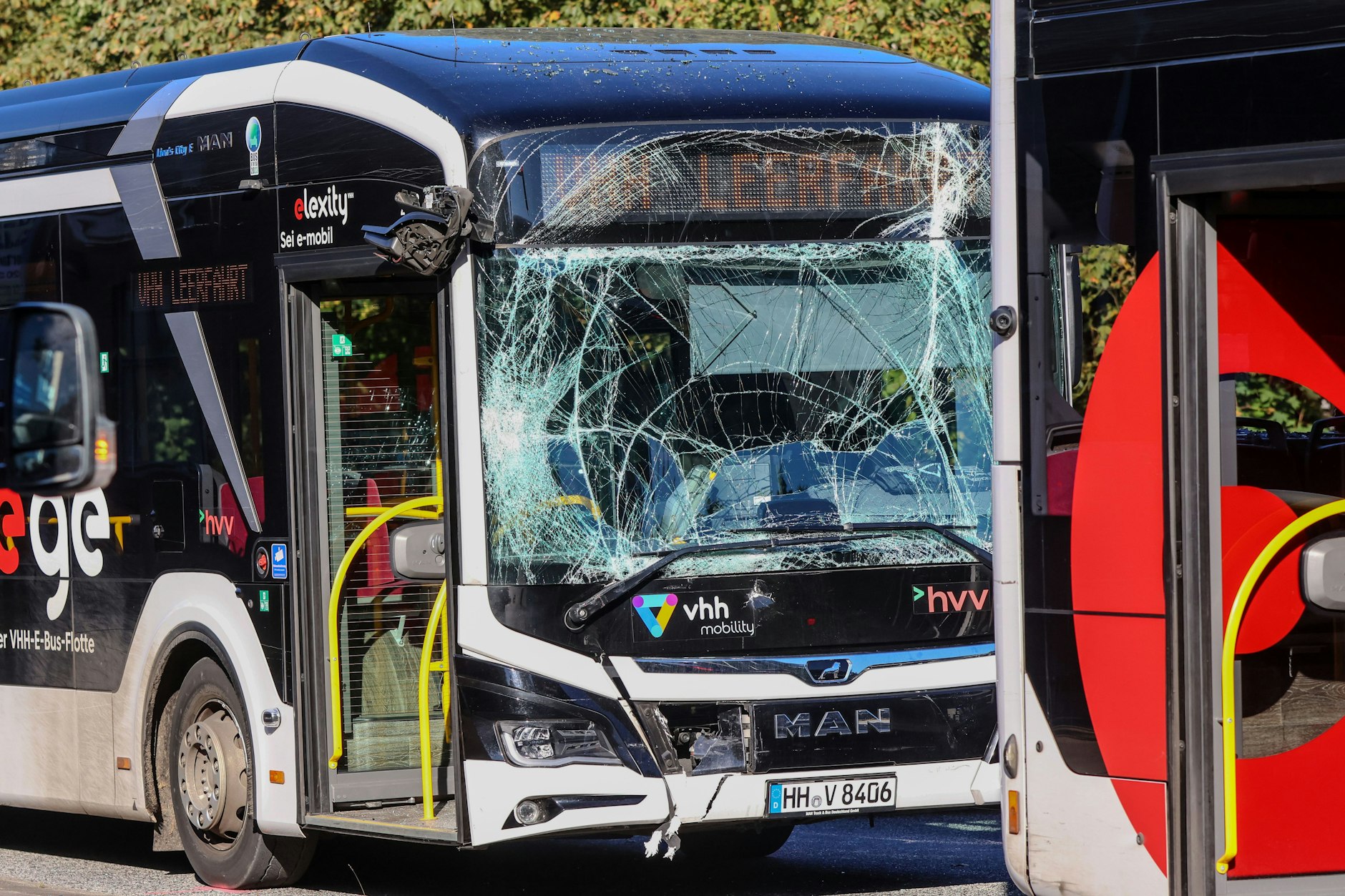 Einer der am Unfall beteiligten Busse