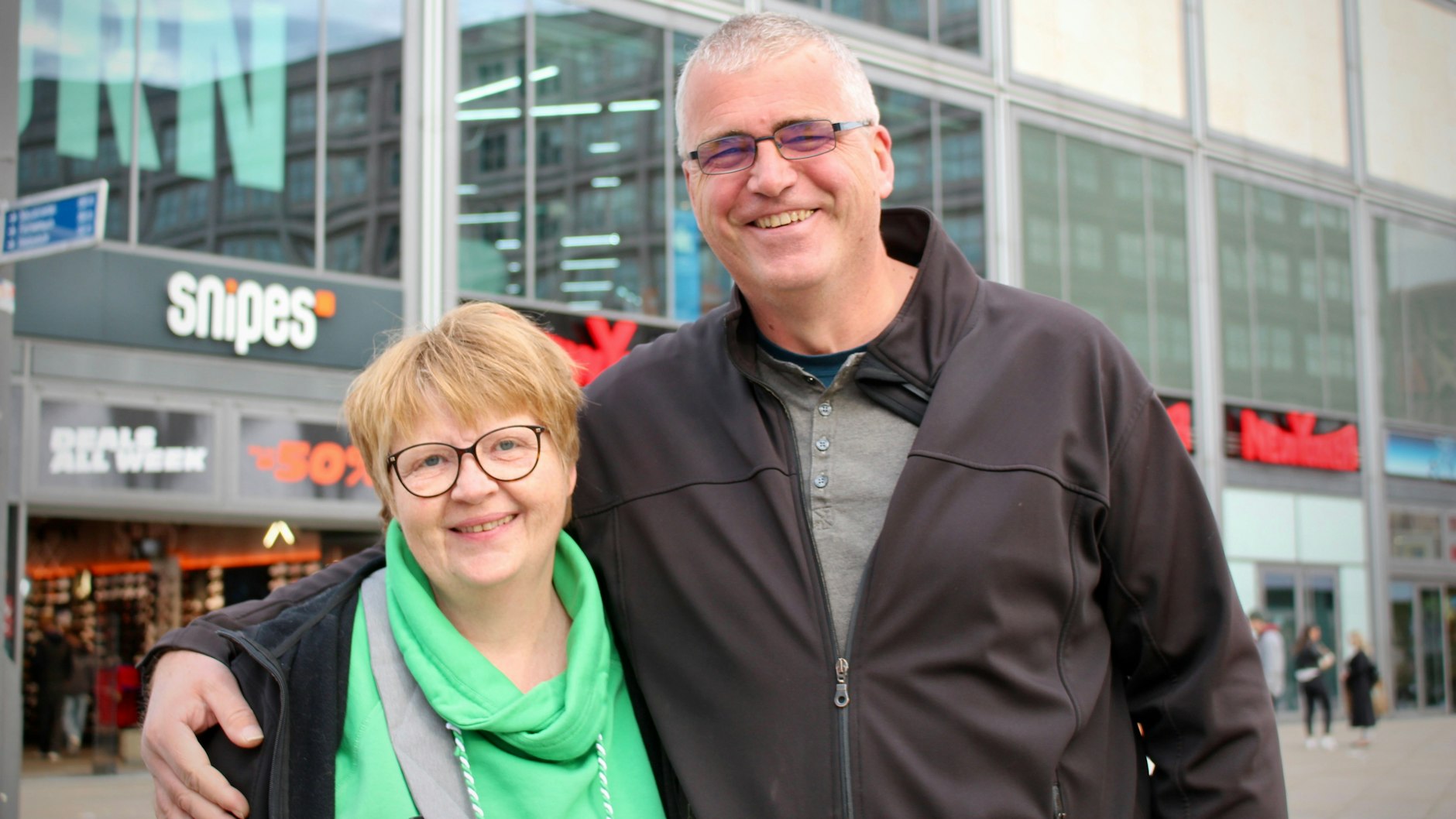 Für Kerstin (53) und Heiko Lunau (55) ist die Frage, warum die Einheit bisher nicht geglückt ist, gar nicht so leicht zu beantworten. „Es wurde damals gesagt, dass alles aus der DDR schlecht war, dabei gab es auch Gutes – etwa die Kinderbetreuung“, sagt Kerstin Lunau. Auch der Industrieabbau hat Wunden hinterlassen. Das Paar aus der Lüneburger Heide sieht aber auch eine gewisse Neid-Debatte, wenn es ums Geld geht. „Natürlich sind die Renten und Löhne auch heute noch unterschiedlich. Aber dafür ist der Osten im Laufe der Jahre auch viel schöner geworden“, sagt sie. Dass die Wiedervereinigung trotzdem viel Gutes hat, zeigt die Geschichte von Heiko Lunau. Er war zur Wendezeit bei der Bundeswehr, wurde dann nach Salzwedel geschickt. „Dort arbeiteten Soldaten von Bundeswehr und NVA zusammen – 24 Stunden zuvor hätten wir noch aufeinander schießen sollen.“ Doch nun kümmerten sie sich um ein gemeinsames Deutschland.