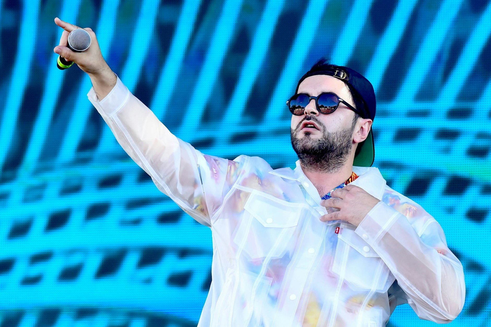 Der Rapper Chefket bei einem Konzert in Berlin