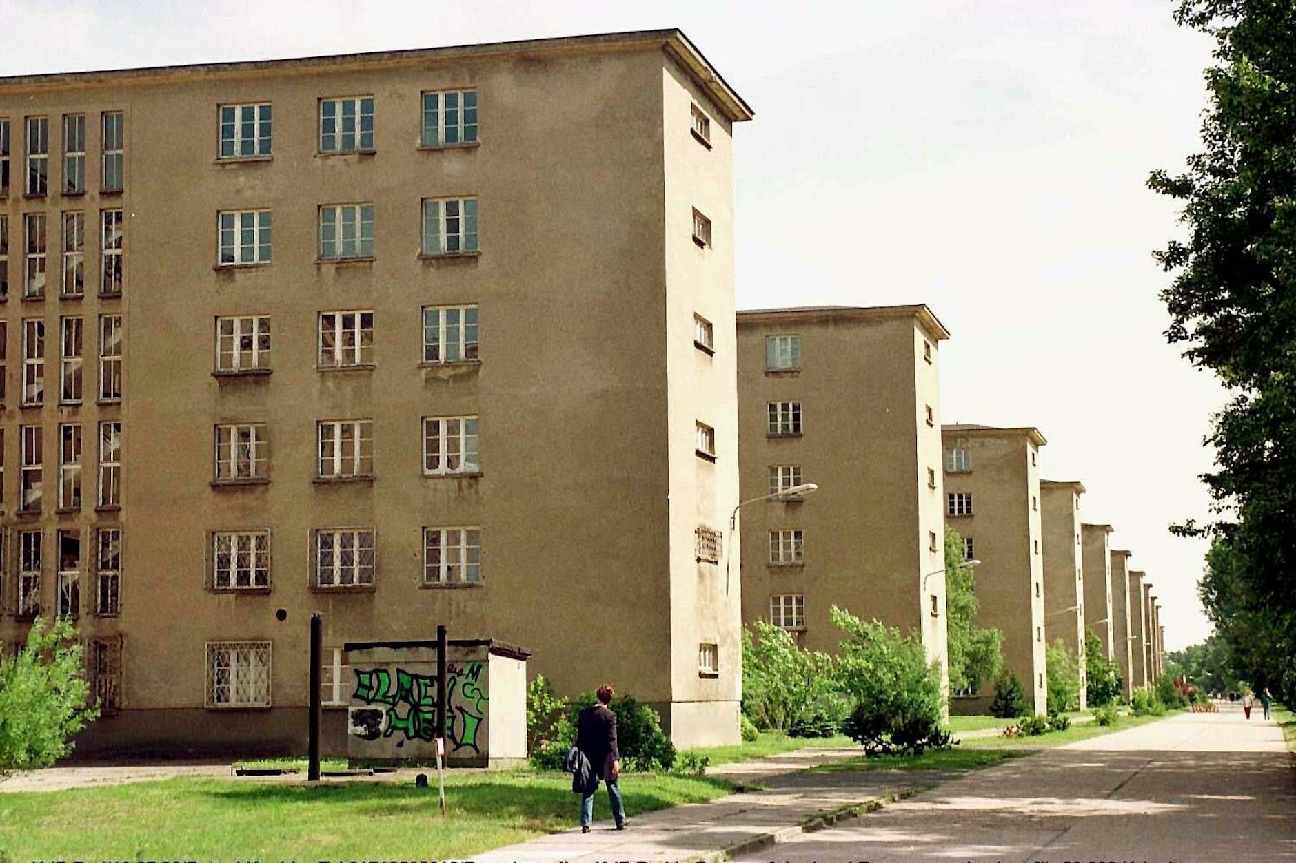 Die Gebäude in Prora wenige Jahre nach ihrer Nutzung durch die NVA in der DDR, 1996