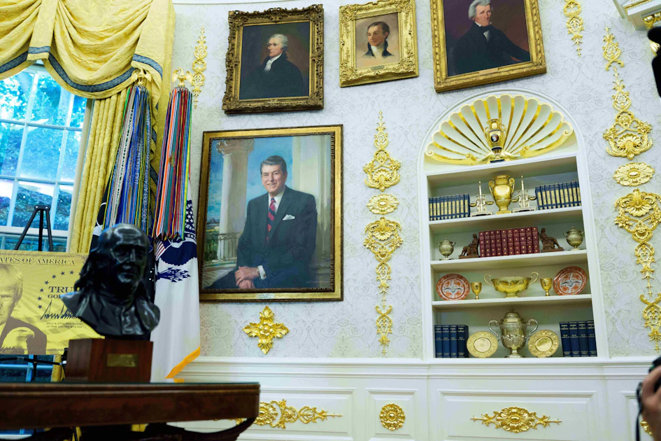 US-Präsident Donald Trump präsentiert Goldverzierungen des Oval Office ...