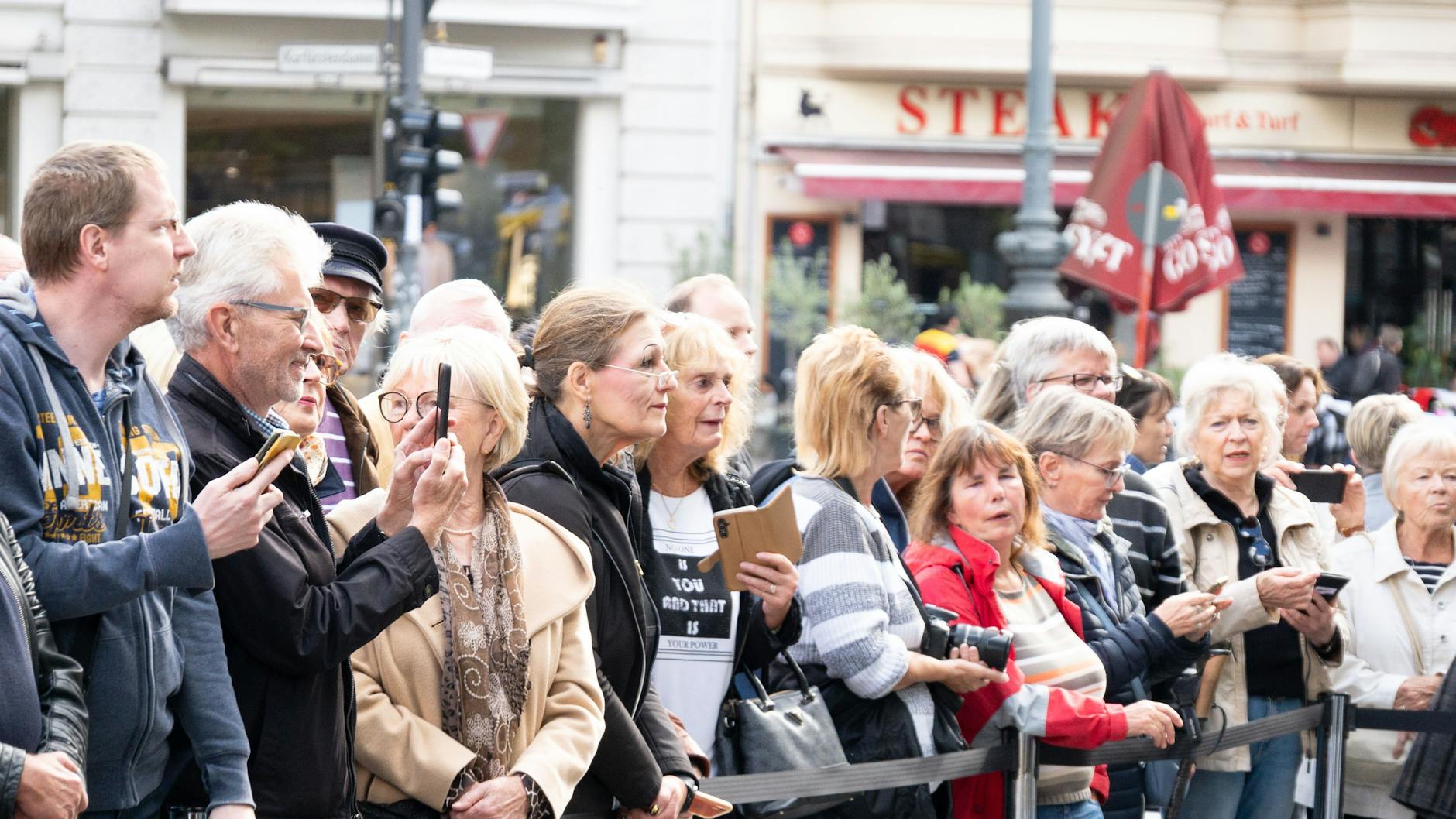 Juhnke-Fans stehen an der Absperrung, beobachten den Festakt zur Einweihung des Harald-Juhnke-Platzes in Berlin-Charlottenburg.