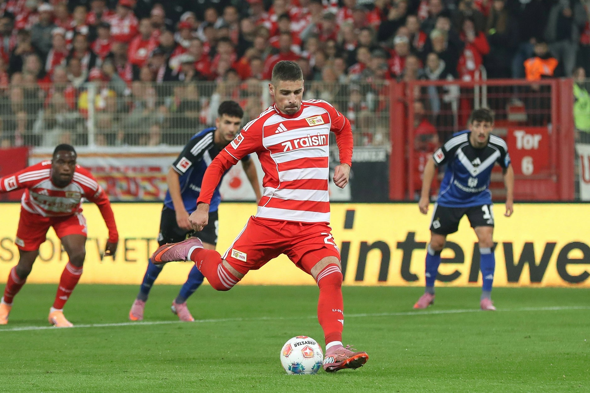 Andrej Ilic scheiterte mit seinem Strafstoß an HSV-Torhüter Daniel Heuer Fernandes.