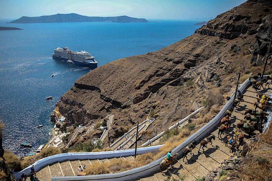 Ein Kreuzfahrtschiff vor Santorini