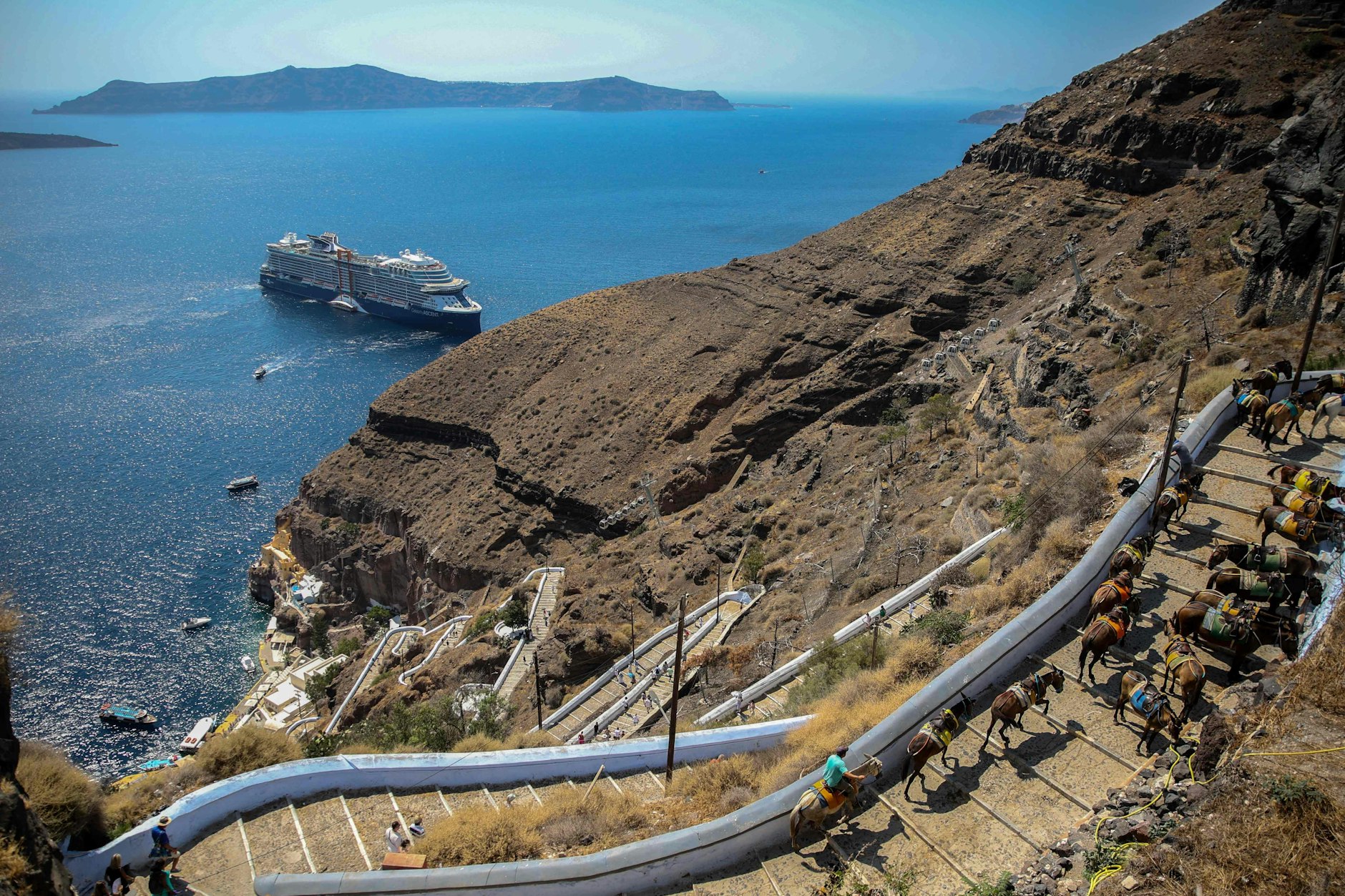 Ein Kreuzfahrtschiff vor Santorini