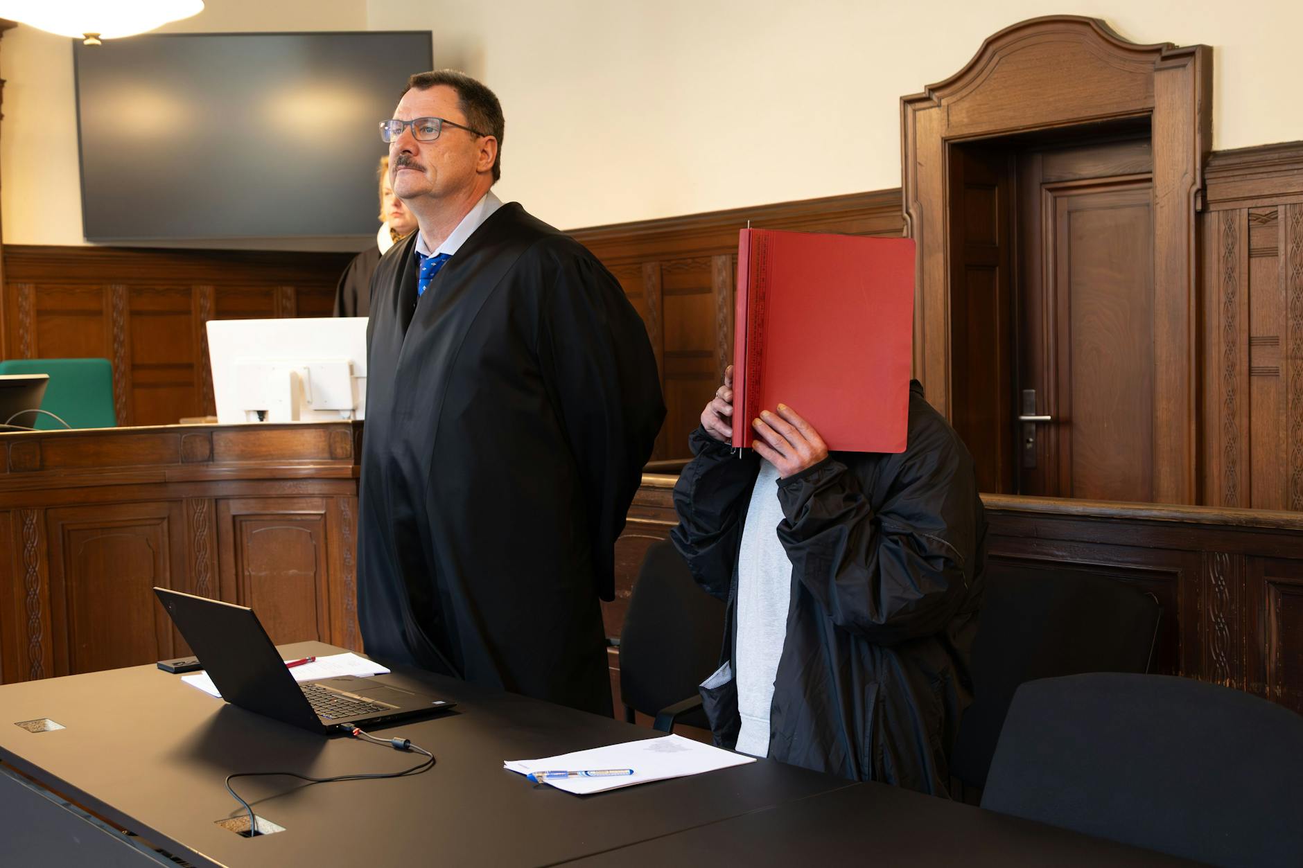 Der Angeklagte Angelo A. (60) mit seinem Verteidiger beim Prozessauftakt vor Gericht