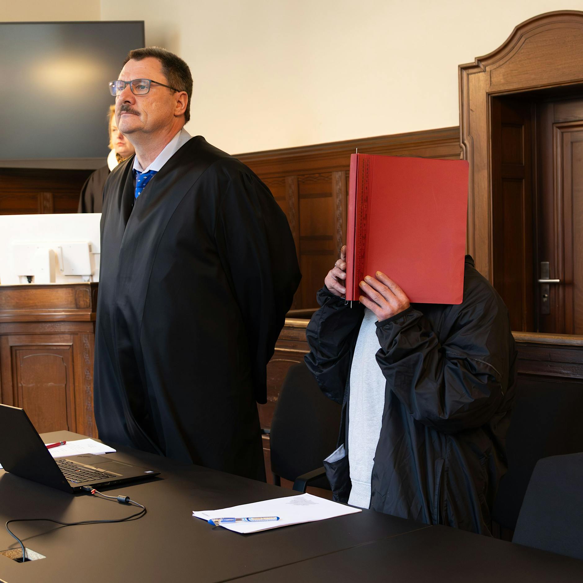 Dreifache Mutter mit Kantholz erschlagen! Angeklagt ist ihr Freund