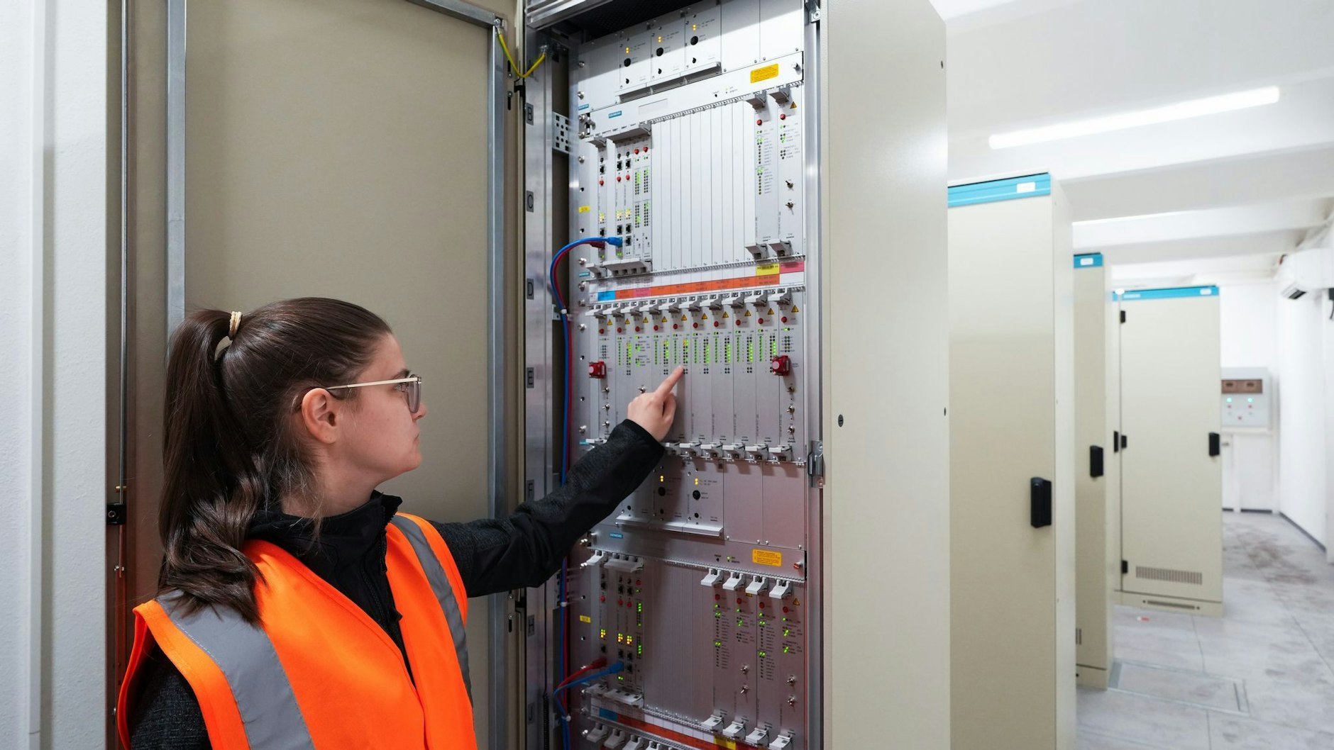 Die BVG-Mitarbeiterin&nbsp;Yasmin Große (Signalmechanikerin) steht in dem künftigen digitalen U-Bahn-Stellwerk am Alexanderplatz vor einer Signalbaukarte.