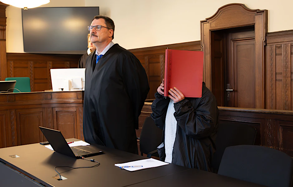 Der Anwalt Hendrik König verteidigt den Italiener Angelo A., der seine Partnerin mit einem Kantholz erschlagen haben soll.