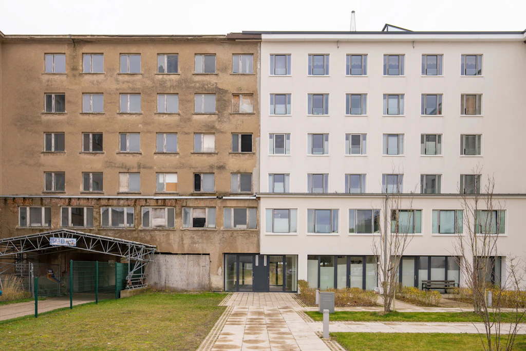 Alte und sanierte Häuser des ehemaligen KdF-Objektes in Prora