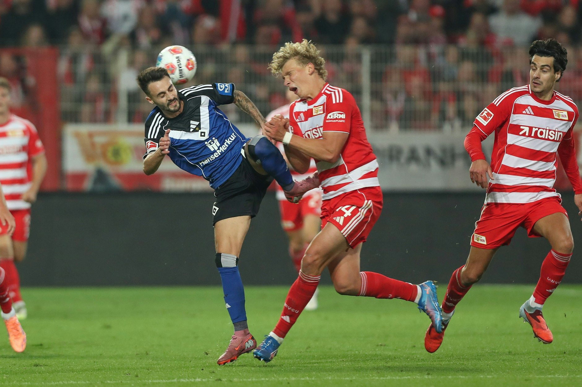 Aufregerszene tief in der Nachspielzeit: HSV-Profi Fabio Vieira (l.) sieht nach einem Tritt gegen Leopold Querfeld die Rote Karte.