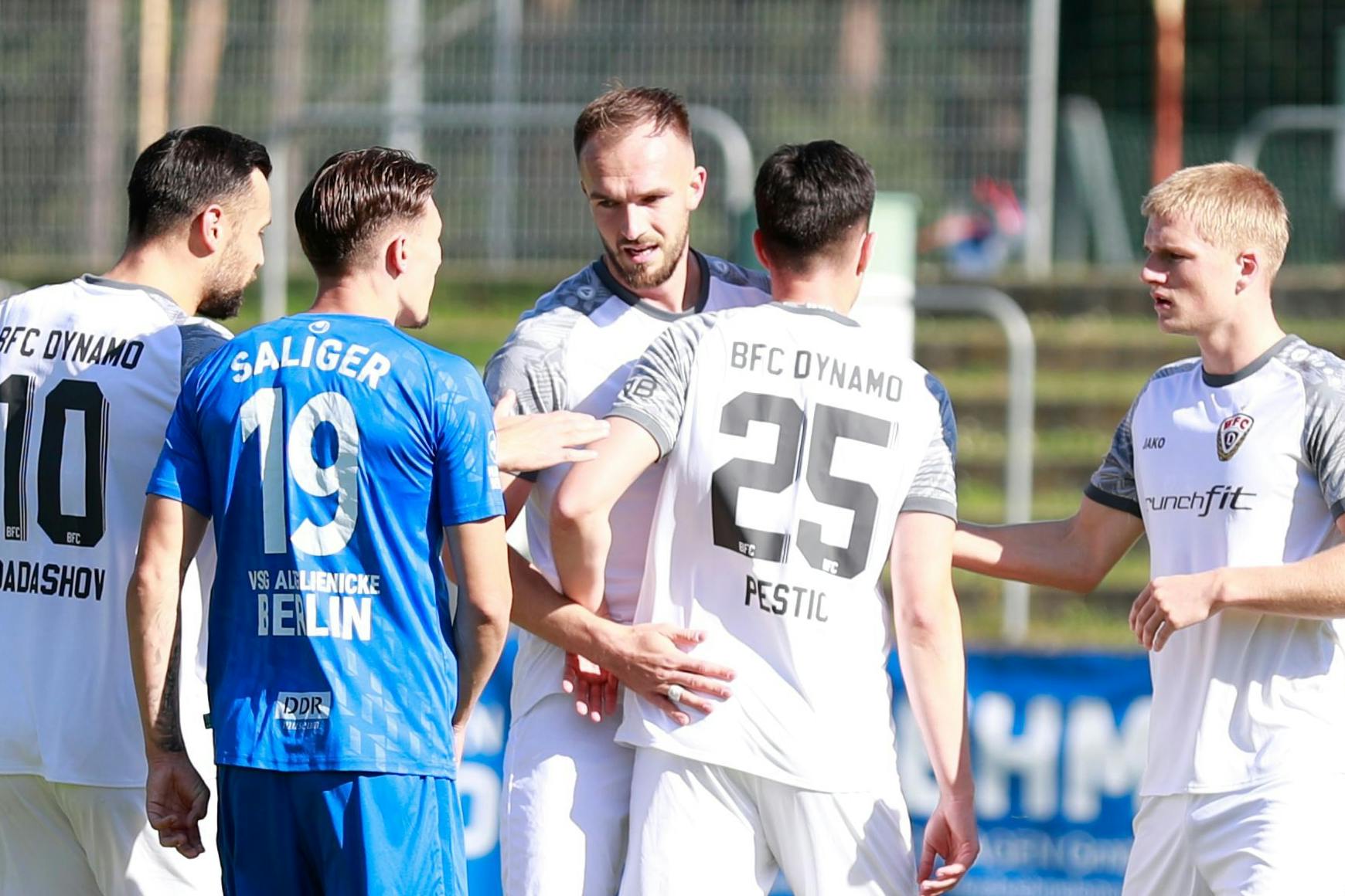 Tobias Gunte (M.) ist beim BFC Dynamo Abwehrchef und Führungsspieler.