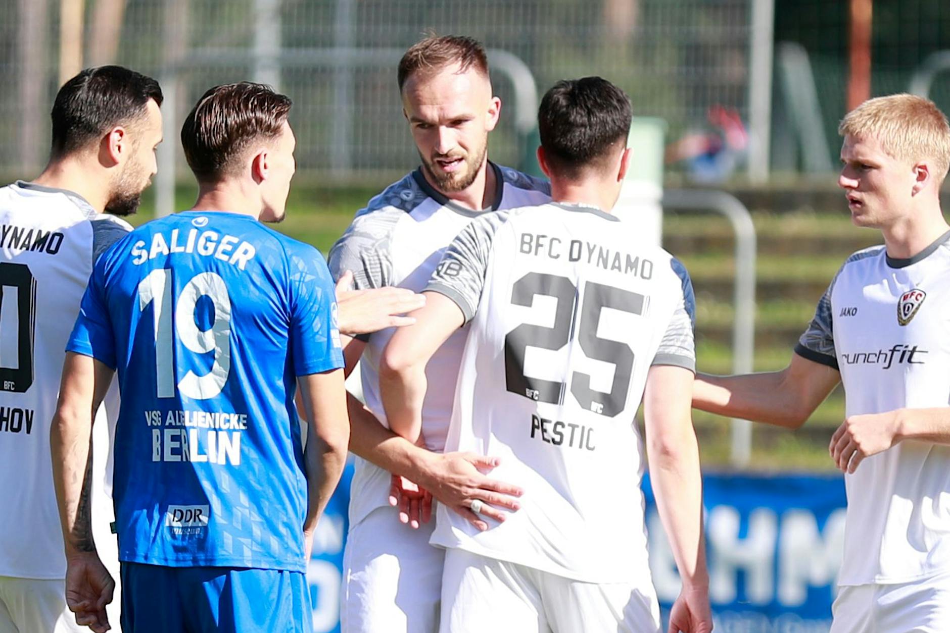 BFC Dynamo: Abwehrchef Tobias Gunte freut sich nicht nur über den Punkt