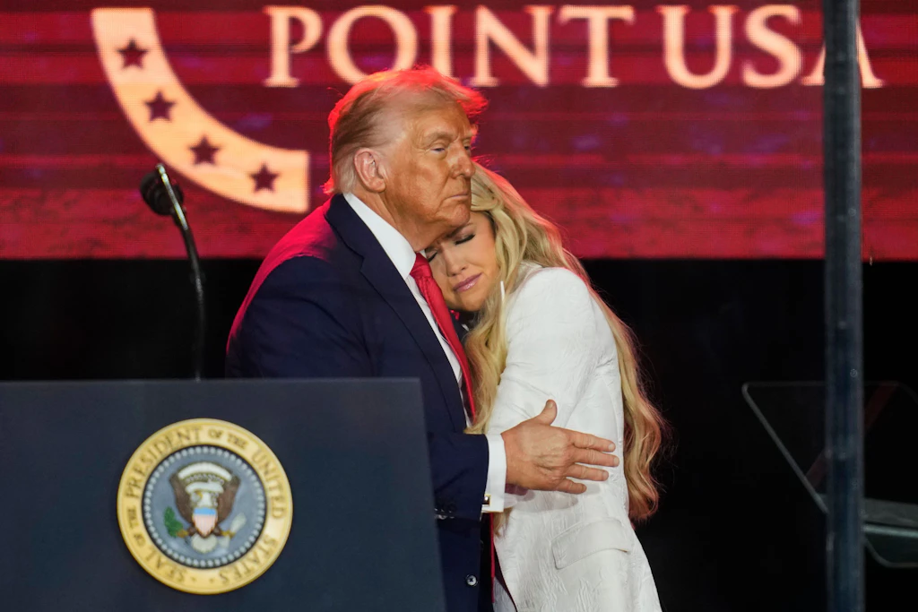 Donald Trump mit Erika Kirk bei der Trauerfeier für ihren Mann