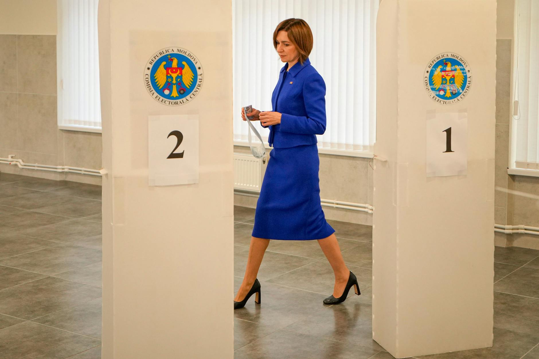 Moldaus Präsidentin Maia Sandu betritt eine Wahlkabine während der Parlamentswahl, um ihre Stimme abzugeben.