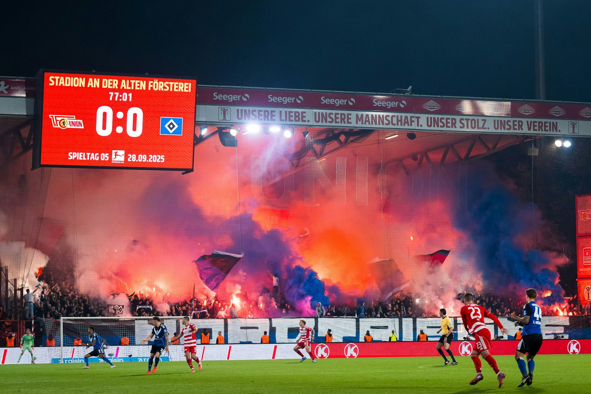 Schön zieht es schon aus, also die Choreo der HSV-Fans, nicht das, was für den 1. FC Union auf der Anzeigetafel steht.