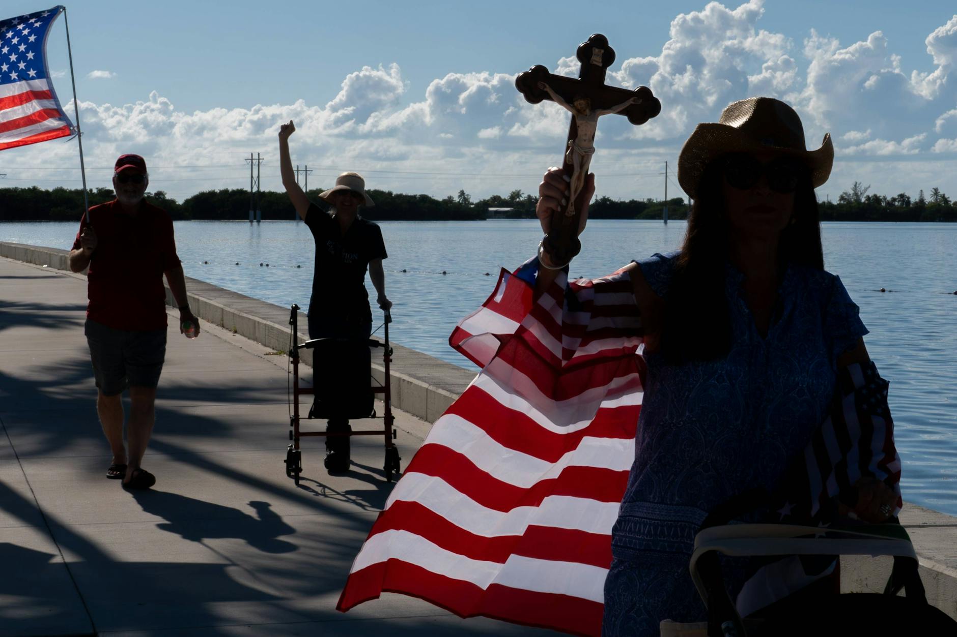 Teilnehmer auf dem Weg zu einer Gedenkveranstaltung für Charlie Kirk in Florida