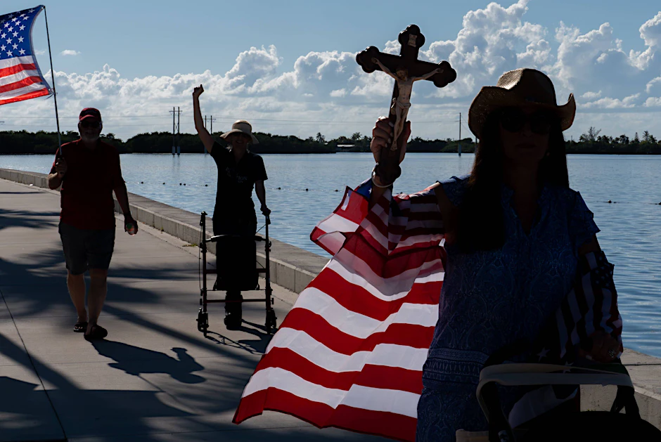 Teilnehmer auf dem Weg zu einer Gedenkveranstaltung für Charlie Kirk in Florida