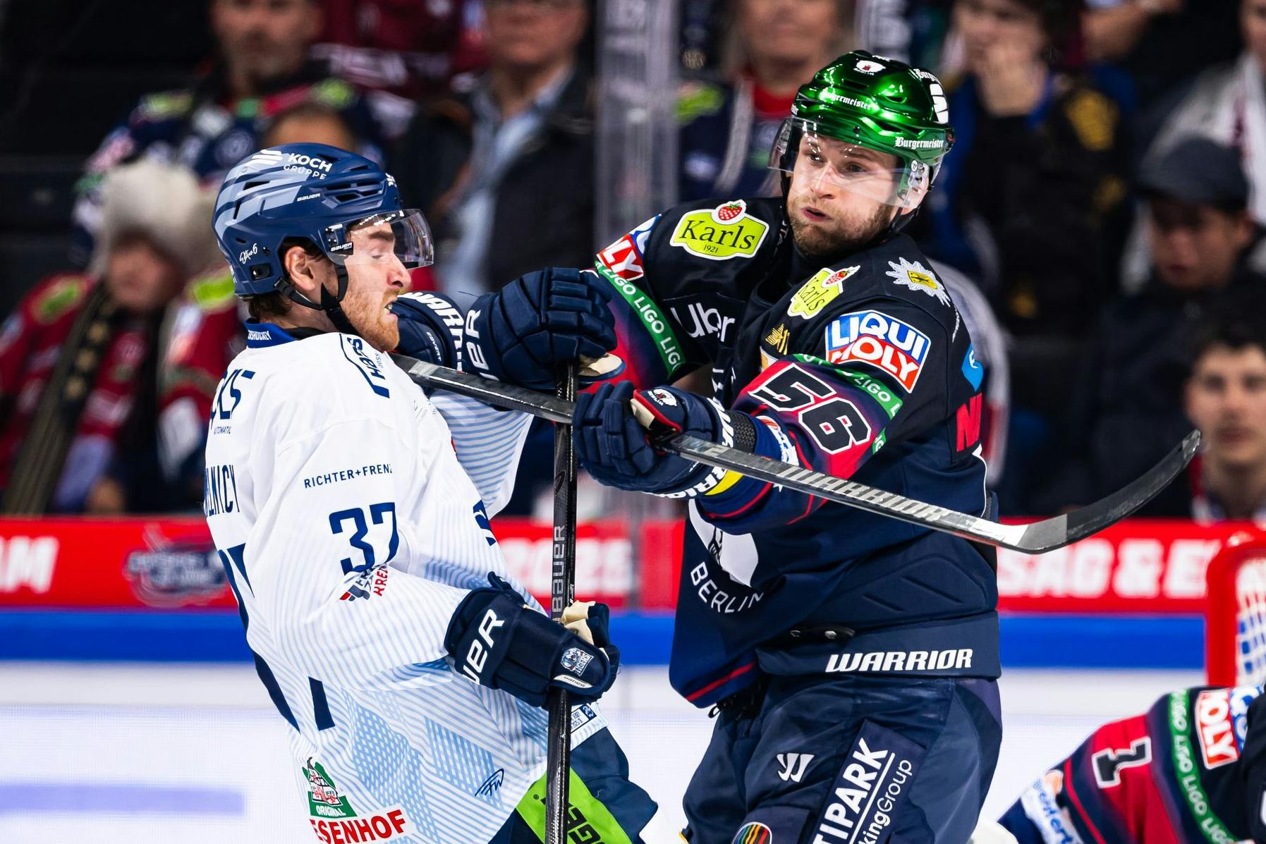 Die Freude über die Rückkehr von Markus Niemeläinen (r.) währte bei den Eisbären Berlin nicht lange. Gegen Straubing (hier Josh Melnick) gab der Finne sein Comeback, im nächsten Spiel gegen Schwenningen verletzte er sich erneut.