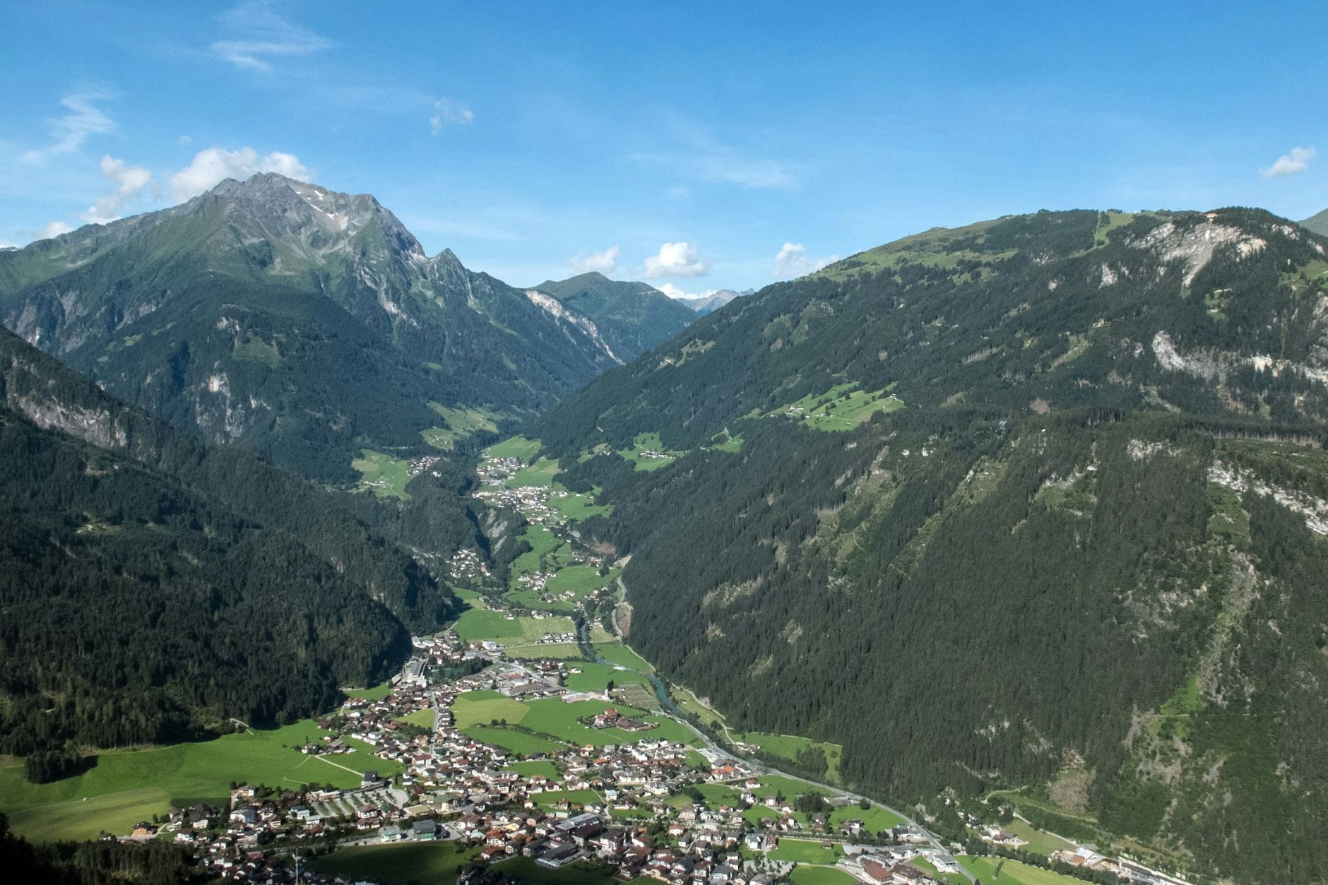Im Zillertal im Gebiet der Gemeinde Mayrhofen stürzte eine 25-jährige Berlinerin beim Wandern in den Tod.