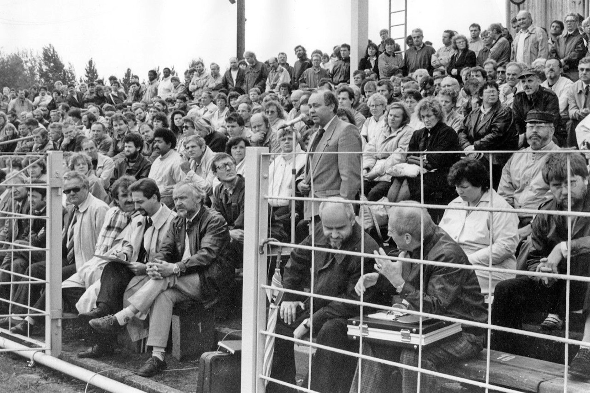 Prof. Dr. Richard Schimko, hier im Frühjahr 1990 am Mikrofon auf einer WF-Belegschaftsversammlung in der Waldbühne Köpenick
