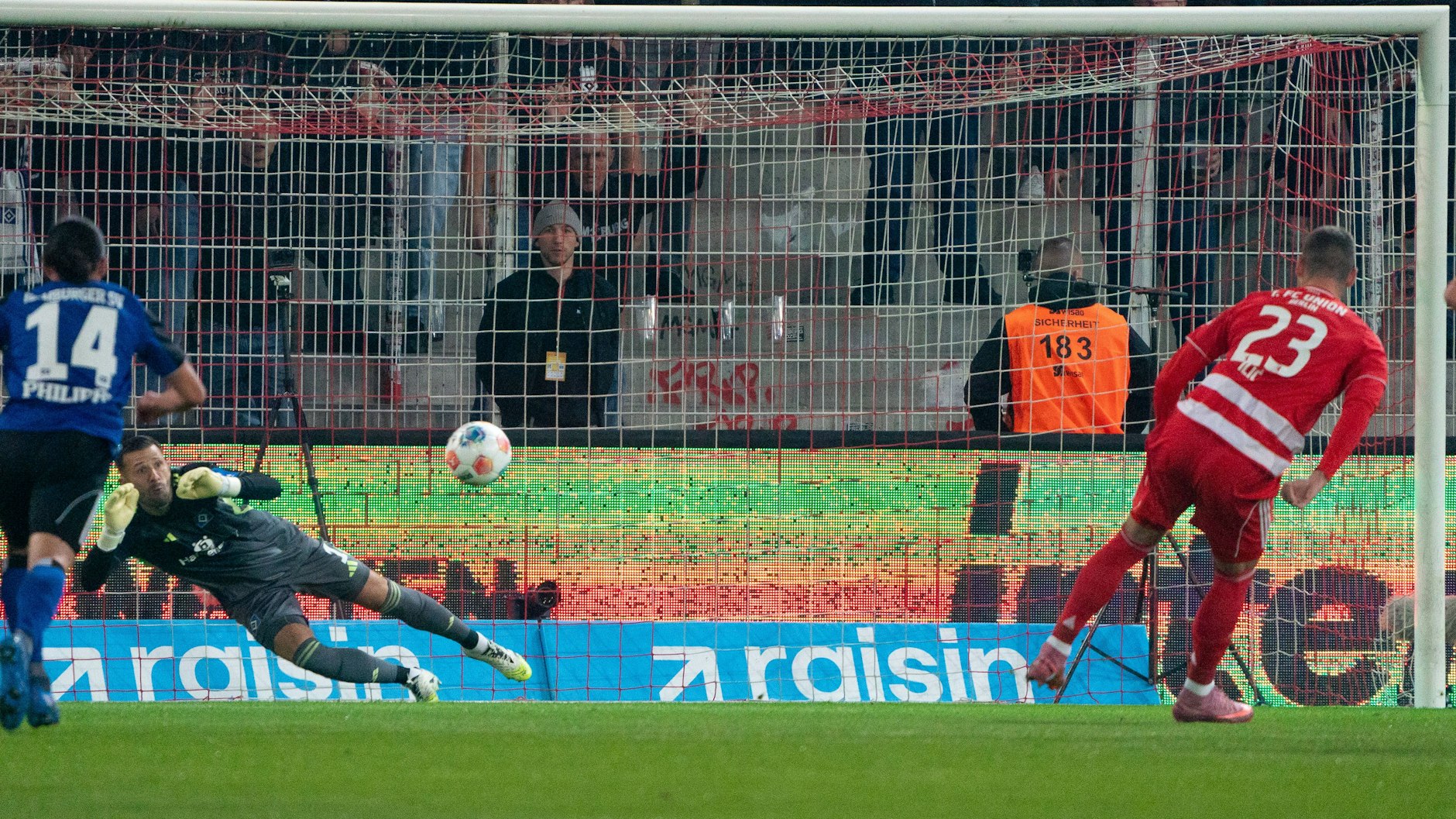 Das war die beste Chance, die Null gegen den HSV nicht stehen zu lassen, aber Andrej Ilic (r.) zielte beim Elfmeter viel zu schlecht.