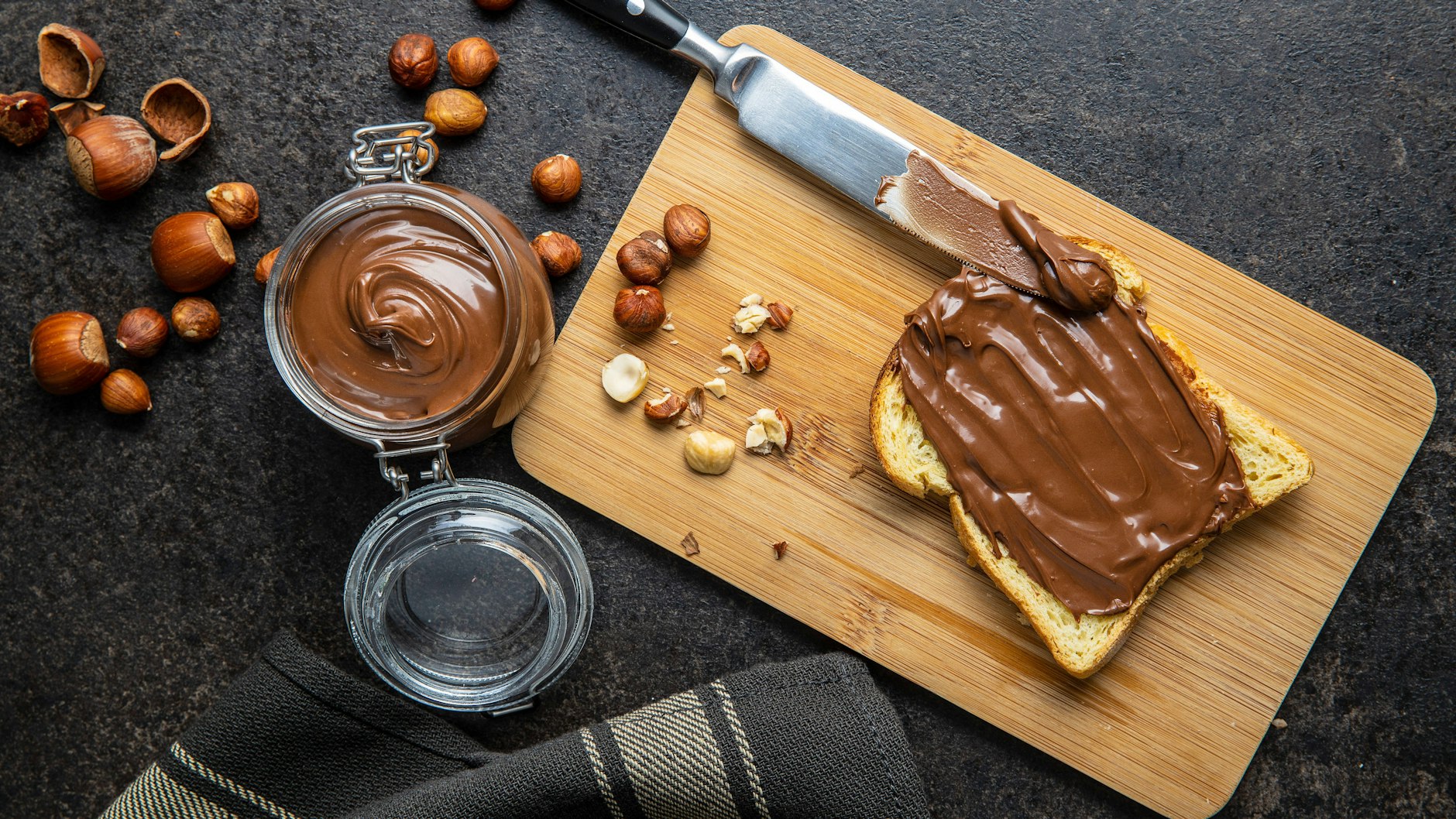 Selbstgemacht schmeckt der Haselnuss-Schoko-Aufstrich gleich noch besser.