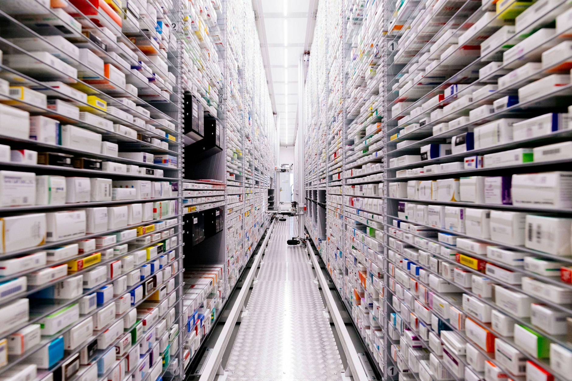 Modernes Versorgungszentrum einer Apotheke: Welche von den vielen Medikamenten wird man vielleicht einmal brauchen? Eine neues KI-Modell versucht das vorherzusagen.