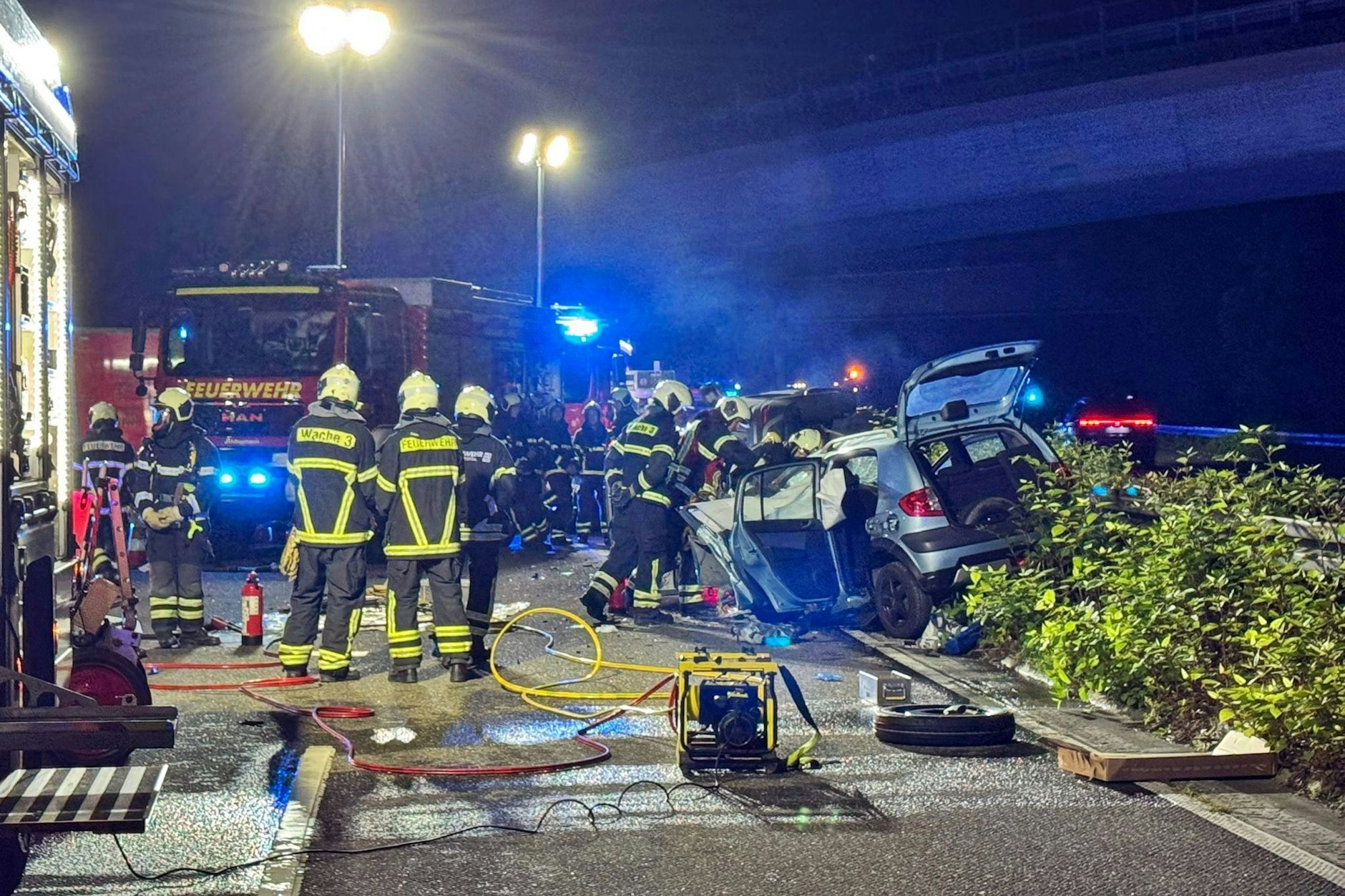 Rettungskräfte an der Unfallstelle der Geisterfahrt auf der Landstraße 74 bei Wuppertal. Der Skoda wurde frontal gerammt.