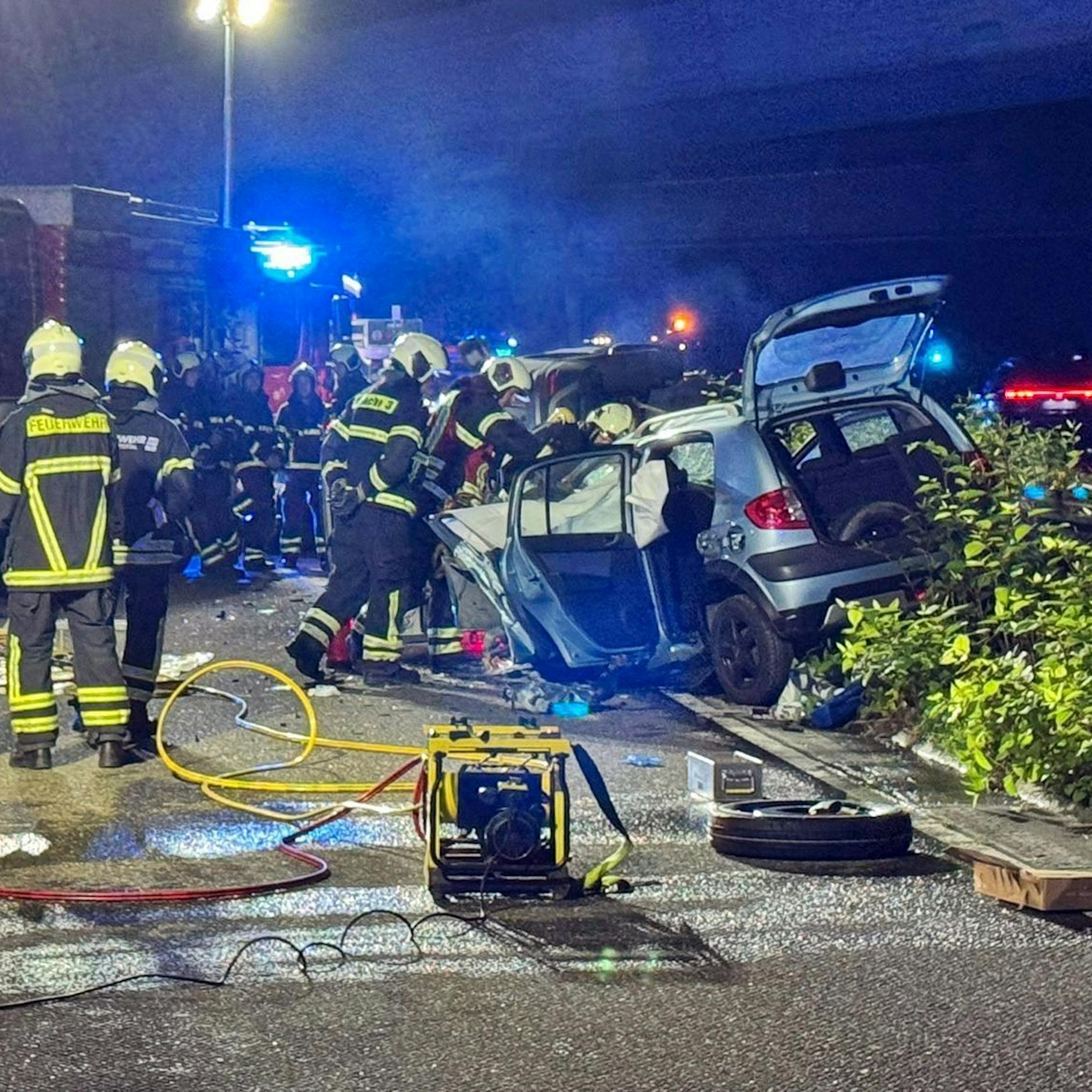 Geisterfahrer auf Landstraße! Ein Toter, drei Verletzte