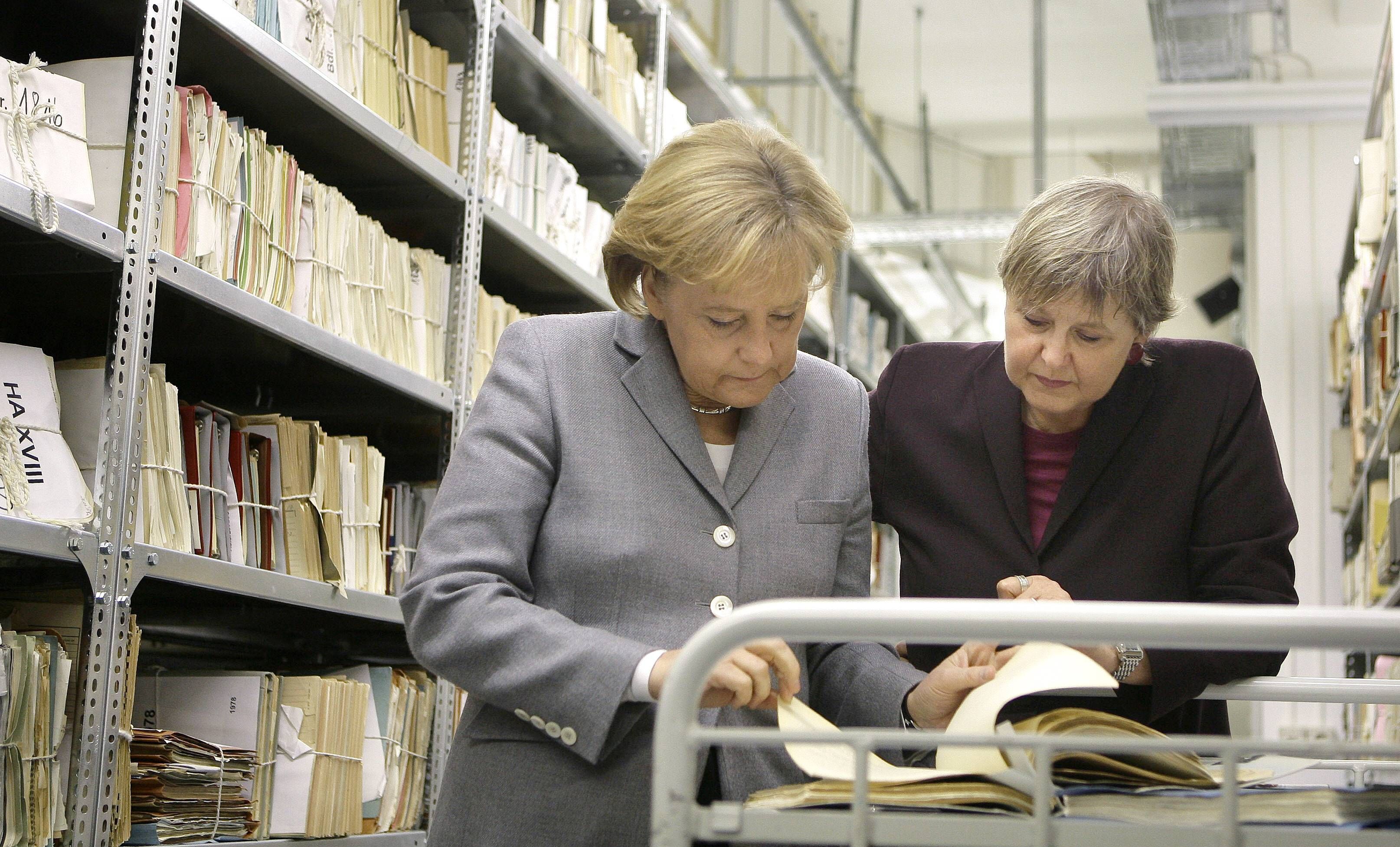 Was steht in Angela Merkels Stasiakte? Berliner Politiker will Akteneinsicht einklagen