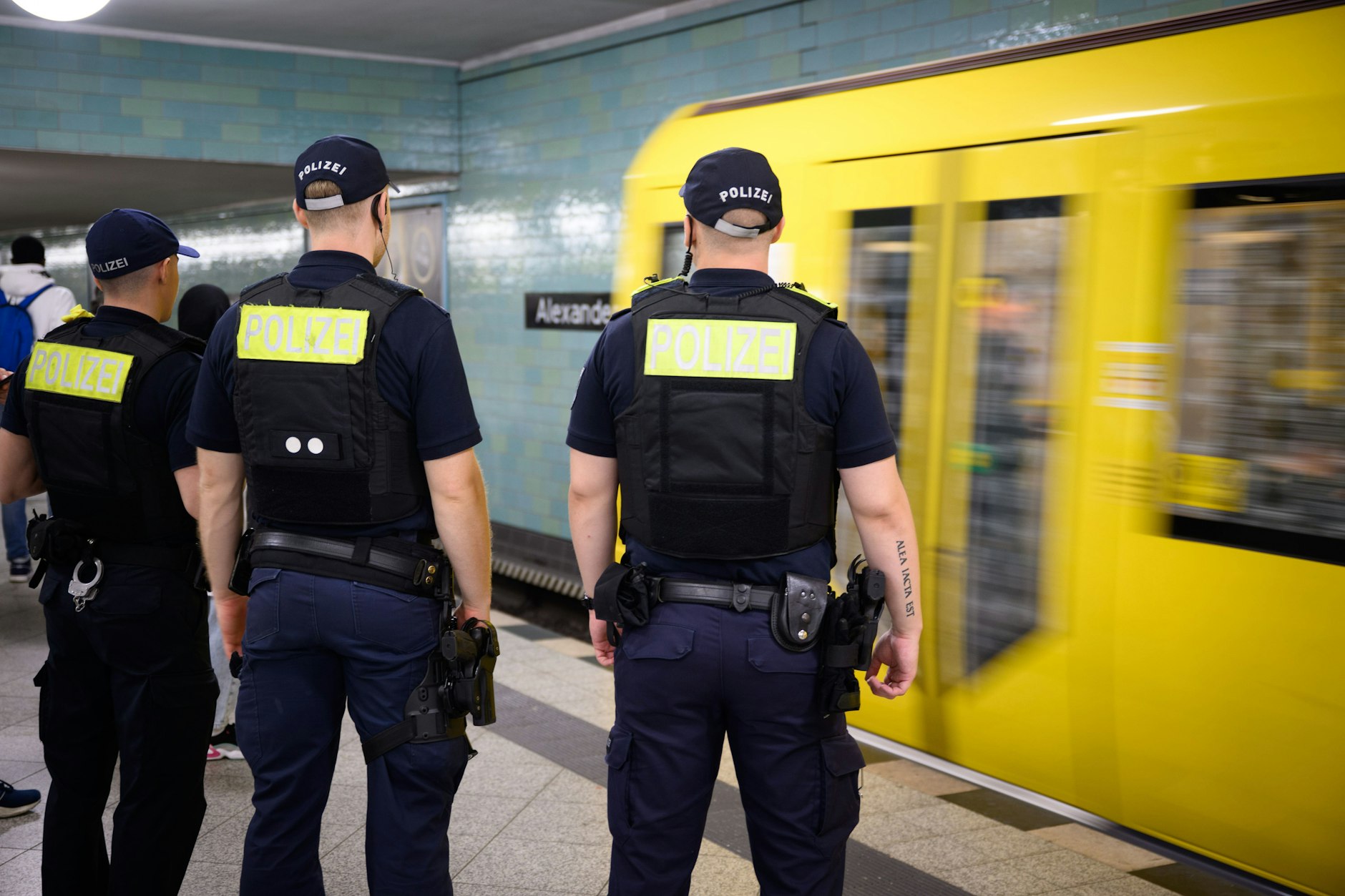 In den Berliner Bussen und Bahnen wird auf Messer kontrolliert.