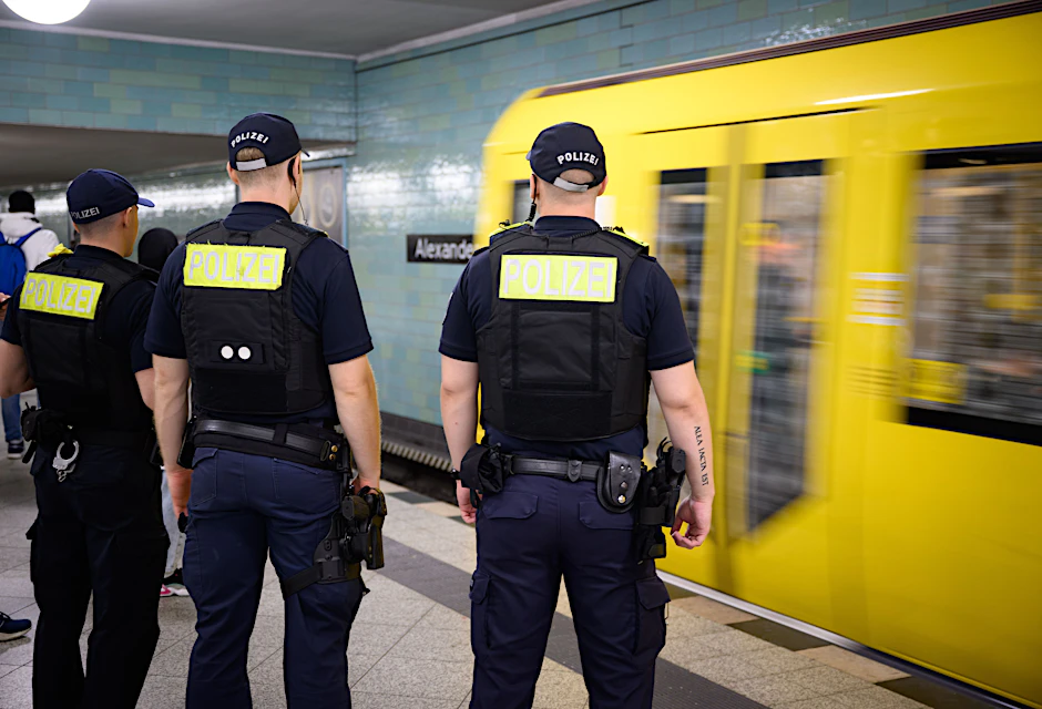 In den Berliner Bussen und Bahnen wird auf Messer kontrolliert.