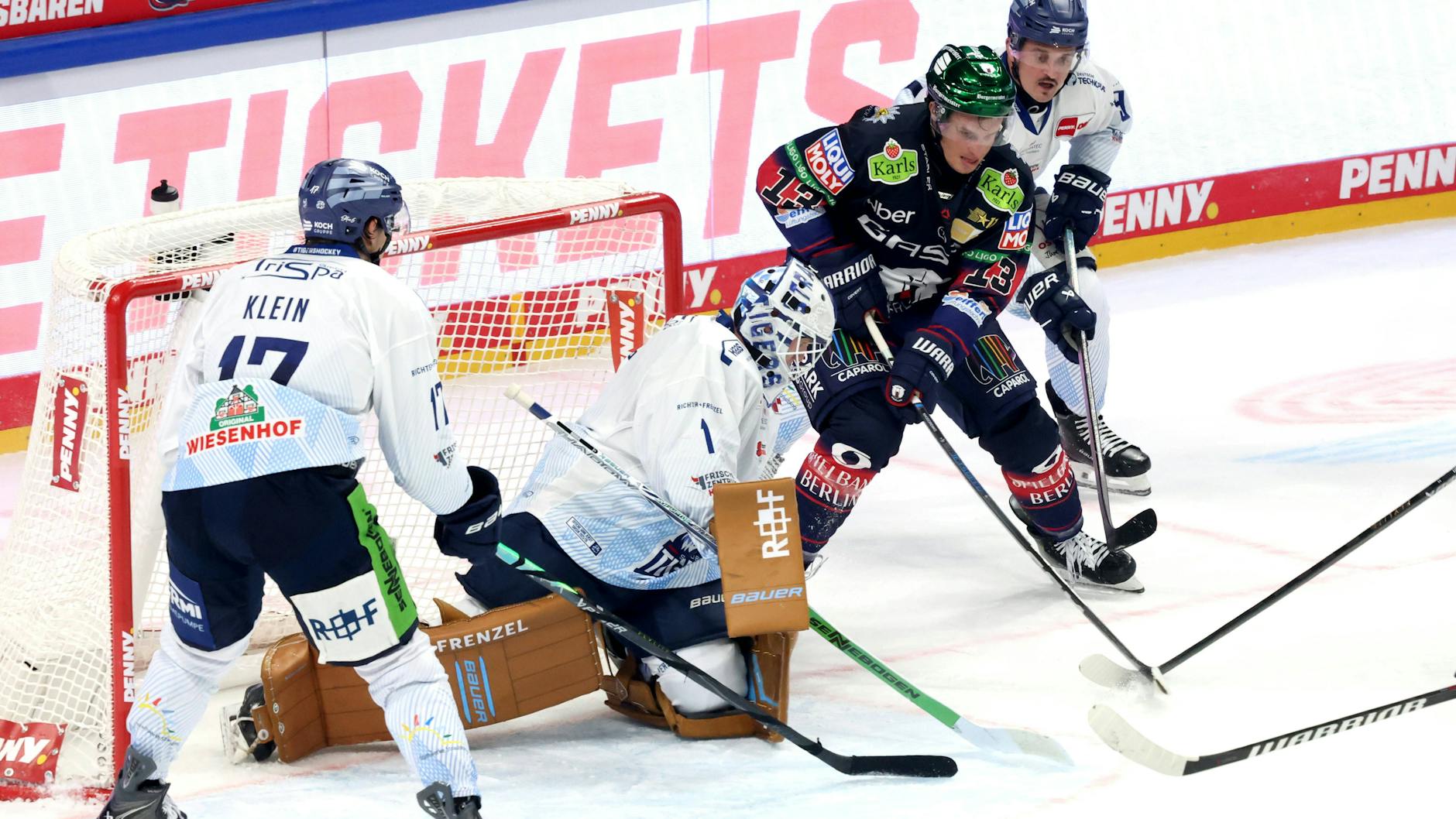 Patrick Khodorenko (2.v.r.) gab am Freitag praktisch vom Flieger aufs Eis sein Debüt für die Eisbären Berlin.