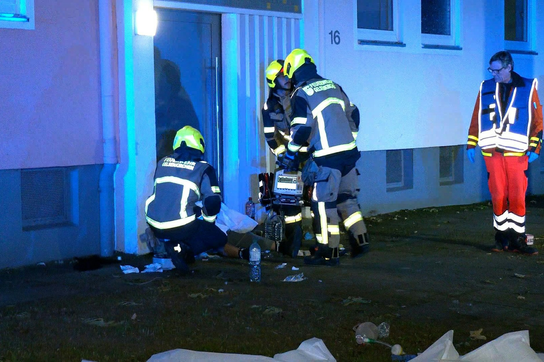Rettungskräfte kümmern sich um eine bei der Massenschlägerei verletzte Person. Am Sonntagabend gingen in Gelsenkirchen an die 30 Menschen aufeinander los.