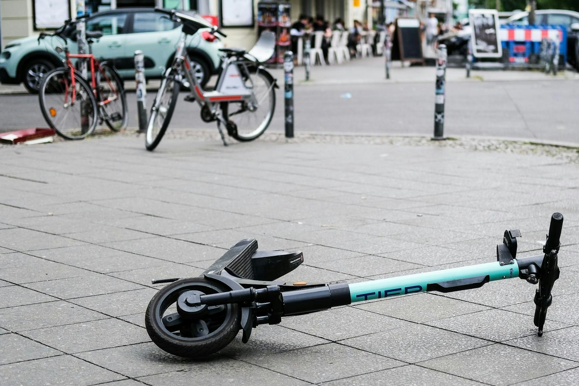 Überall Gefahren: Ein E-Scooter liegt umgekippt mitten auf dem Gehweg in Friedrichshain.