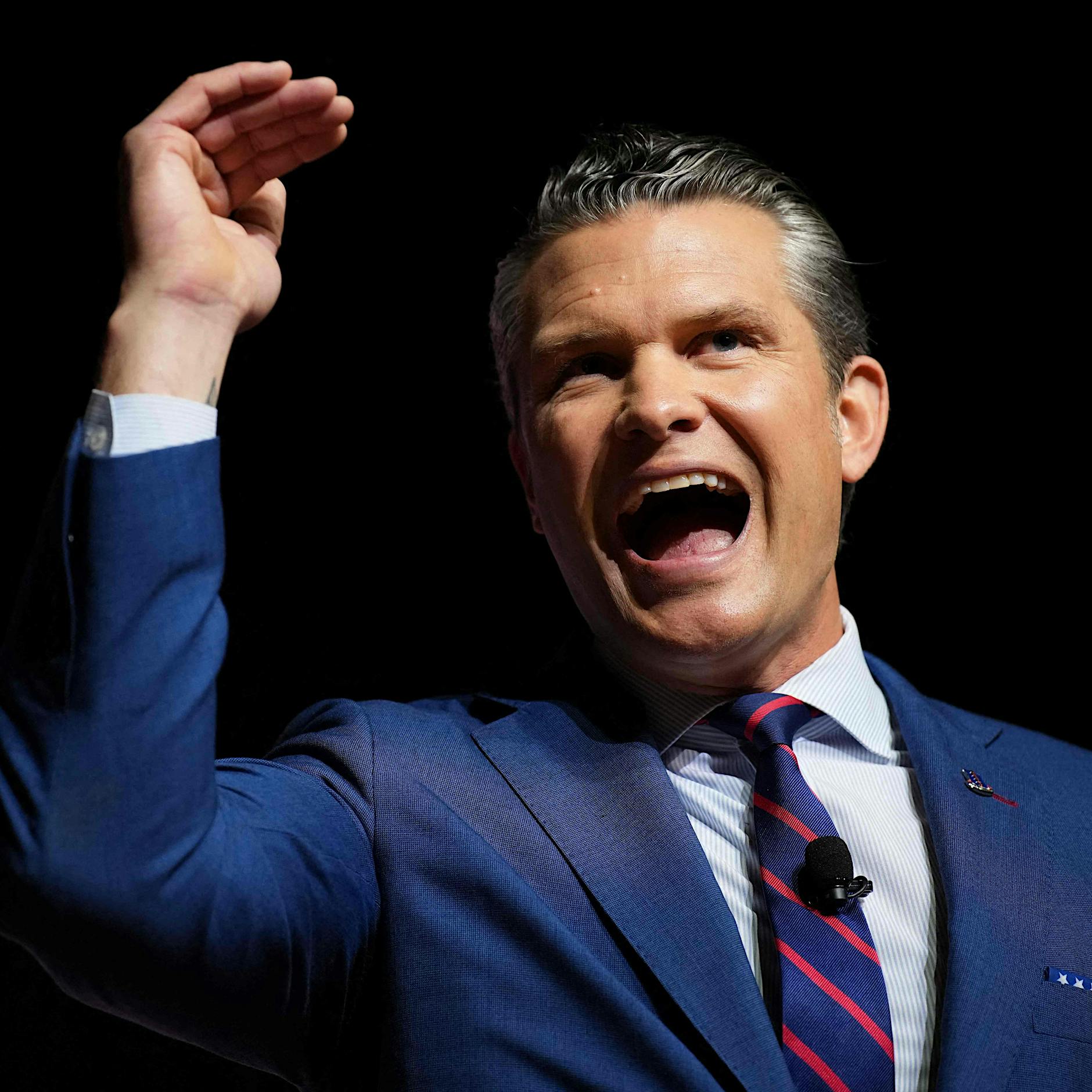 Kritik an Wokeness und „dicken Generälen“: Hegseth spricht bei Militärversammlung