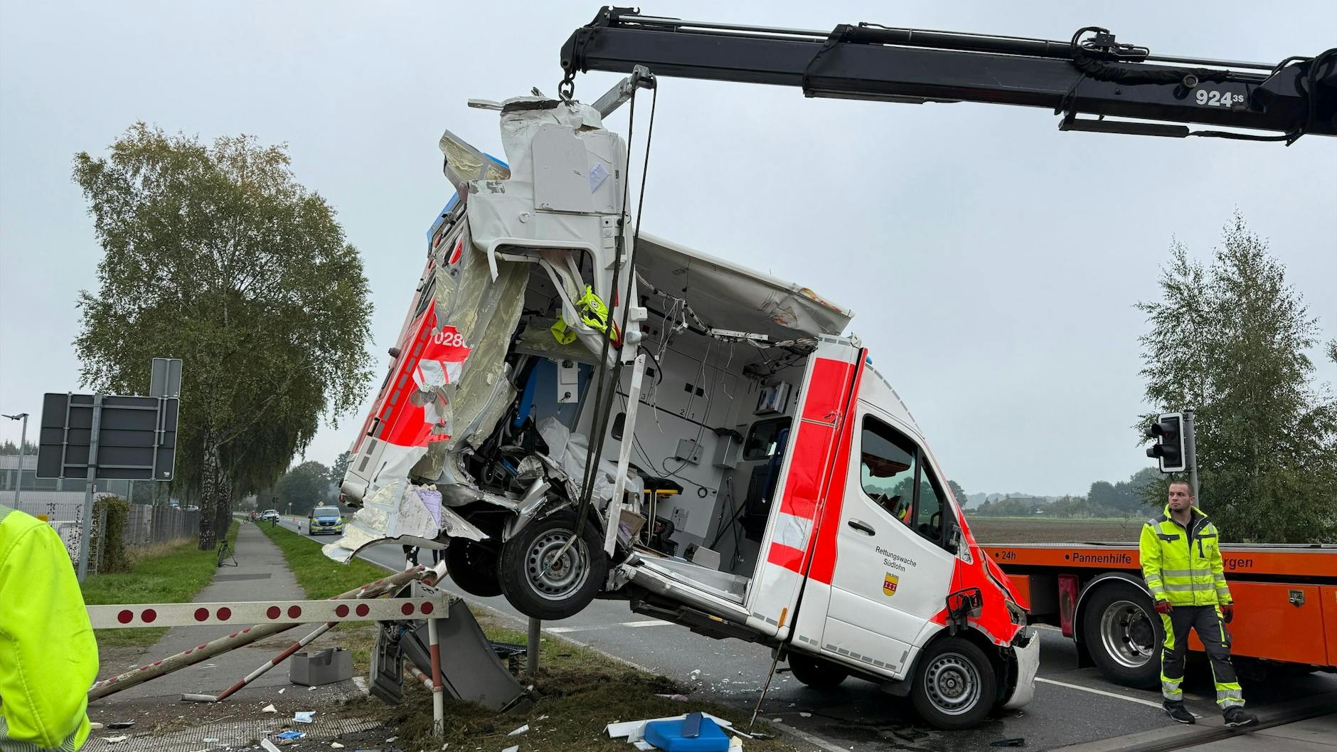 Nach dem Unglück in Ahaus wird der Rettungswagen durch einen Kran von den Gleisen geborgen.